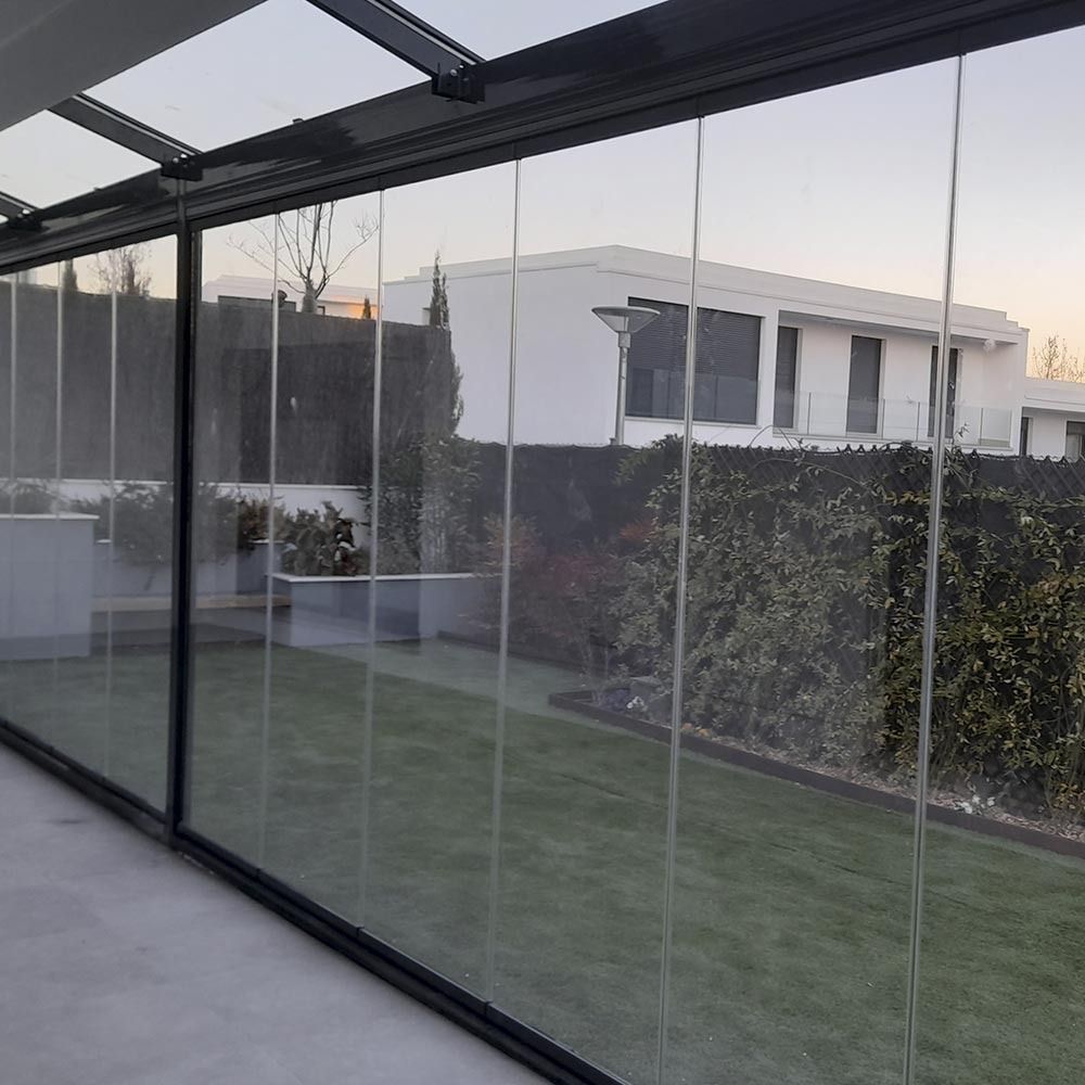Una casa se refleja en las ventanas de un edificio.