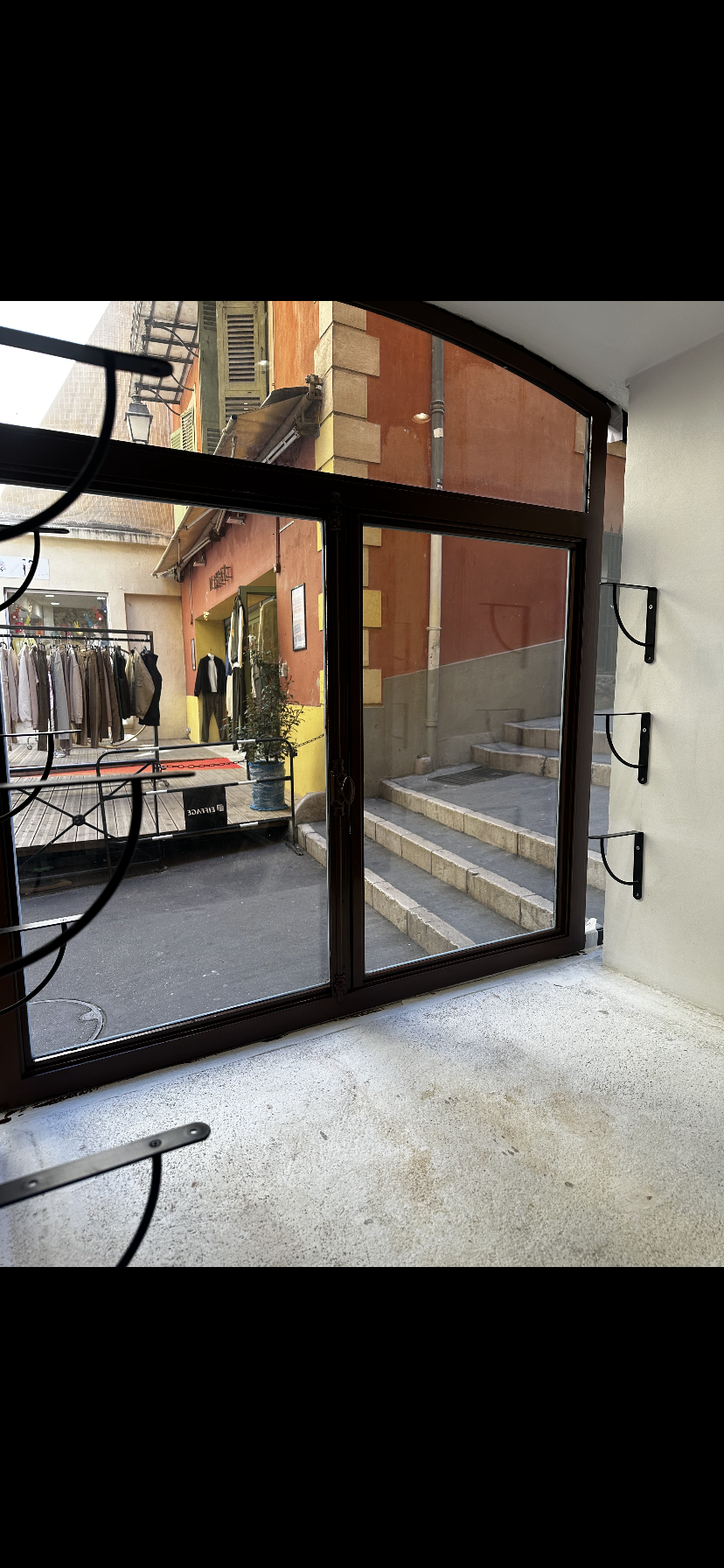 Une porte de garage blanche est ouverte sur le côté d'un bâtiment