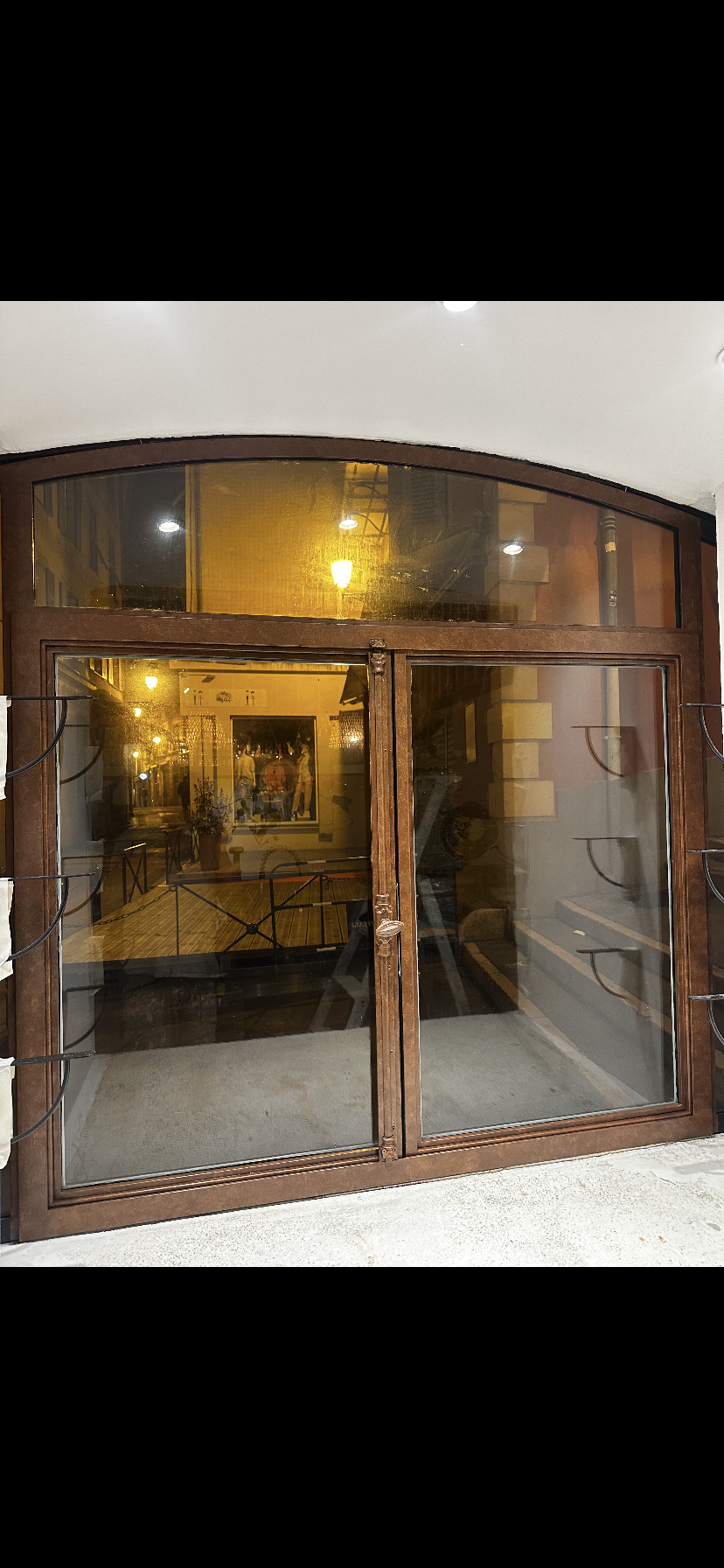 Une vieille porte de garage se trouve sur le côté d'un bâtiment.