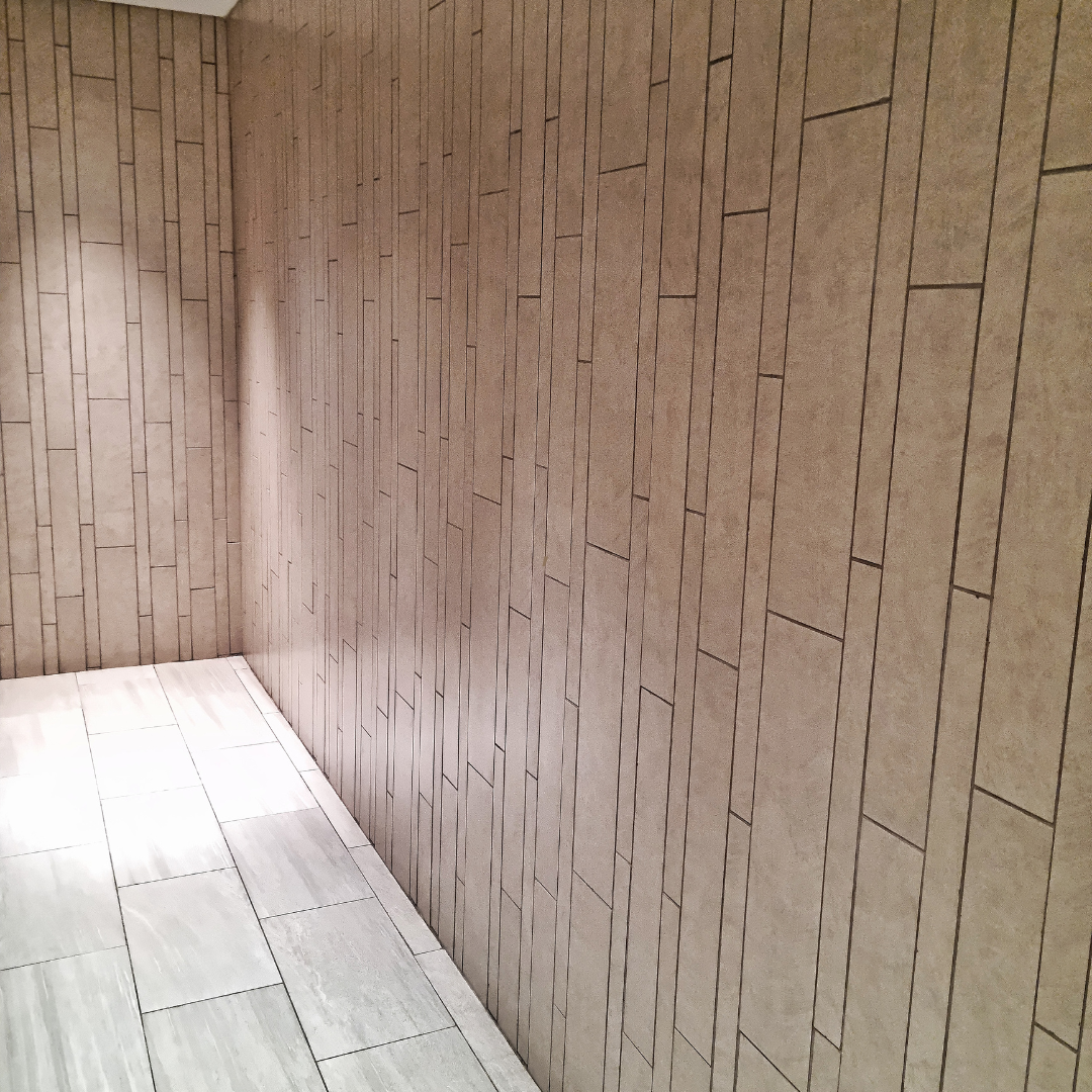 Il y a une fenêtre dans le coin de la pièce.