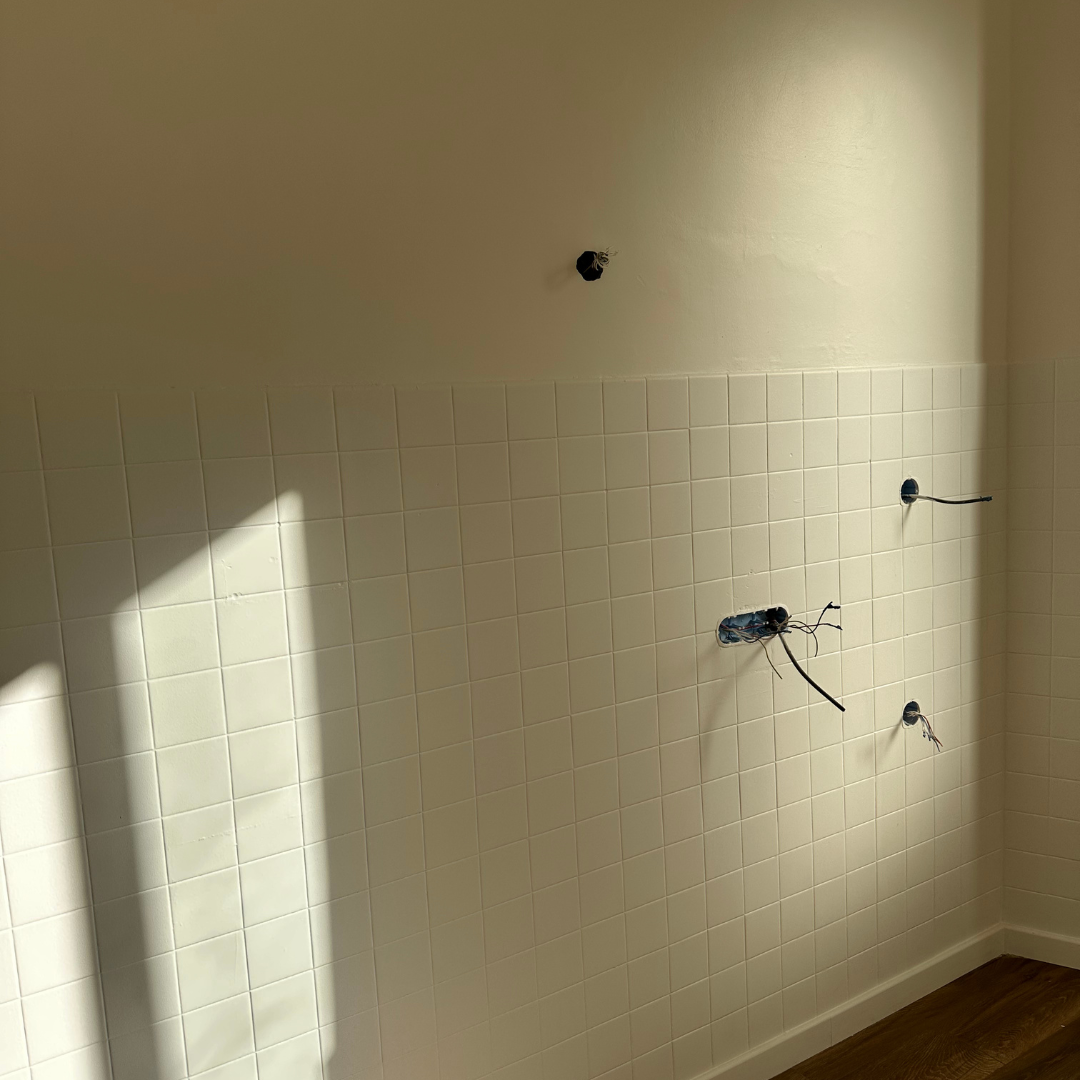 Un escalier en colimaçon en bois menant au deuxième étage d'une maison