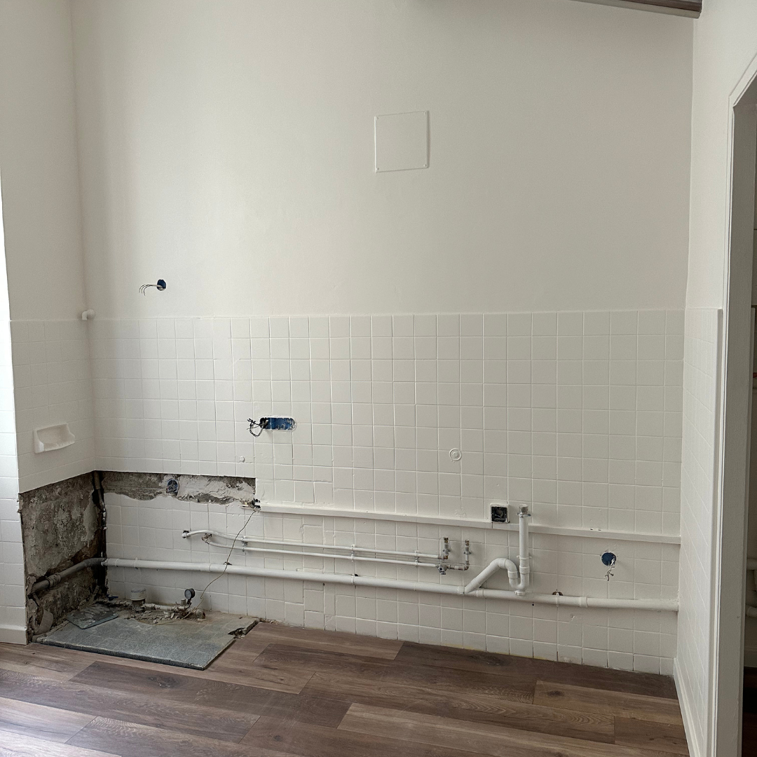 Une chambre avec un lit et un bureau avec un ordinateur dessus