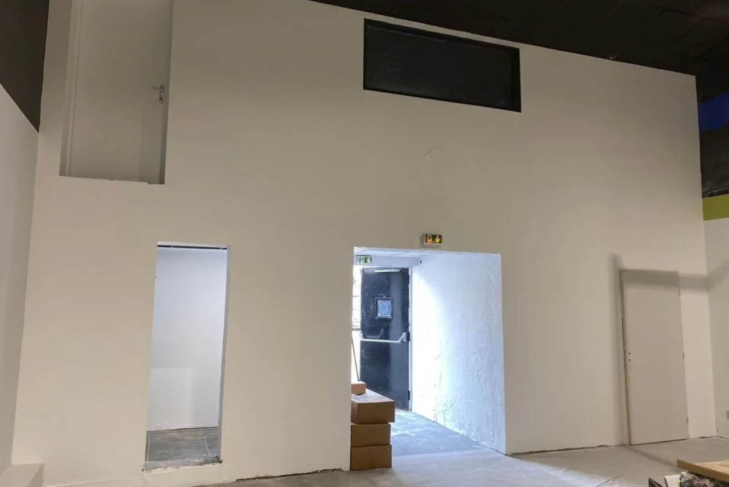 Une pièce vide avec des murs blancs et un plafond noir