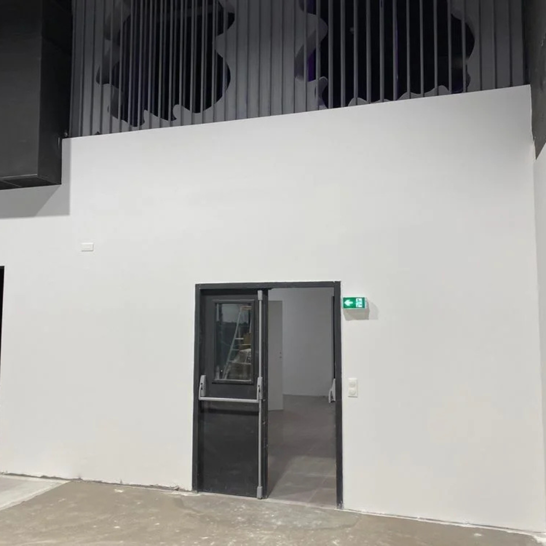 Il y a une porte au milieu de la pièce.