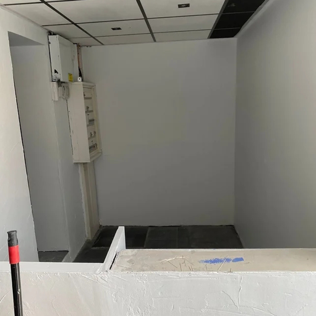 Une pièce vide avec un escalier menant au deuxième étage.