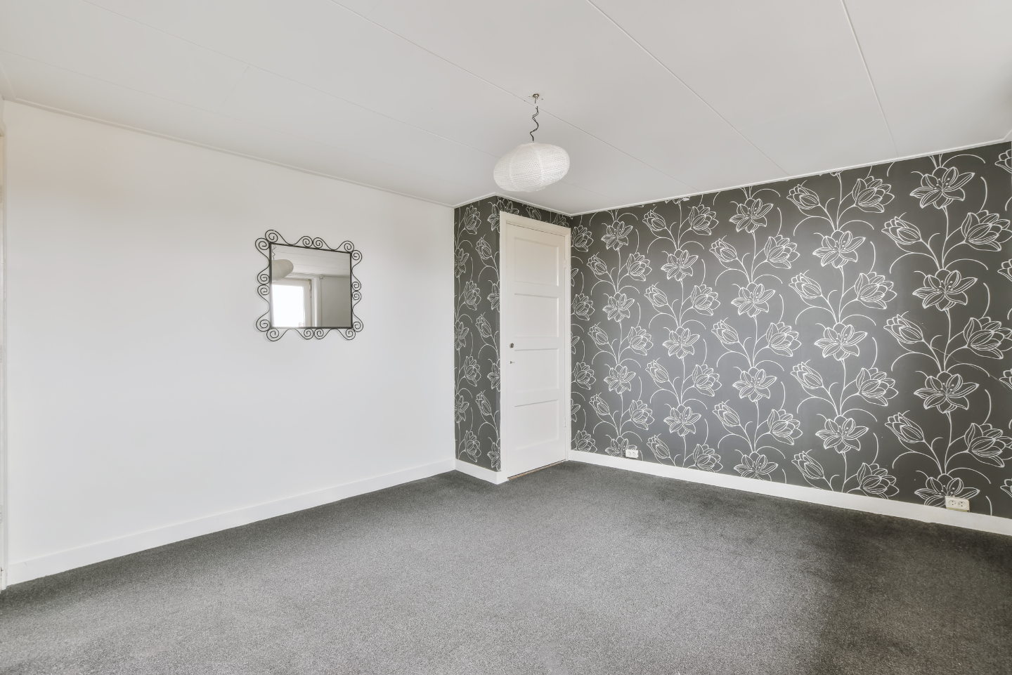 Il y a un miroir dans le coin de la pièce.