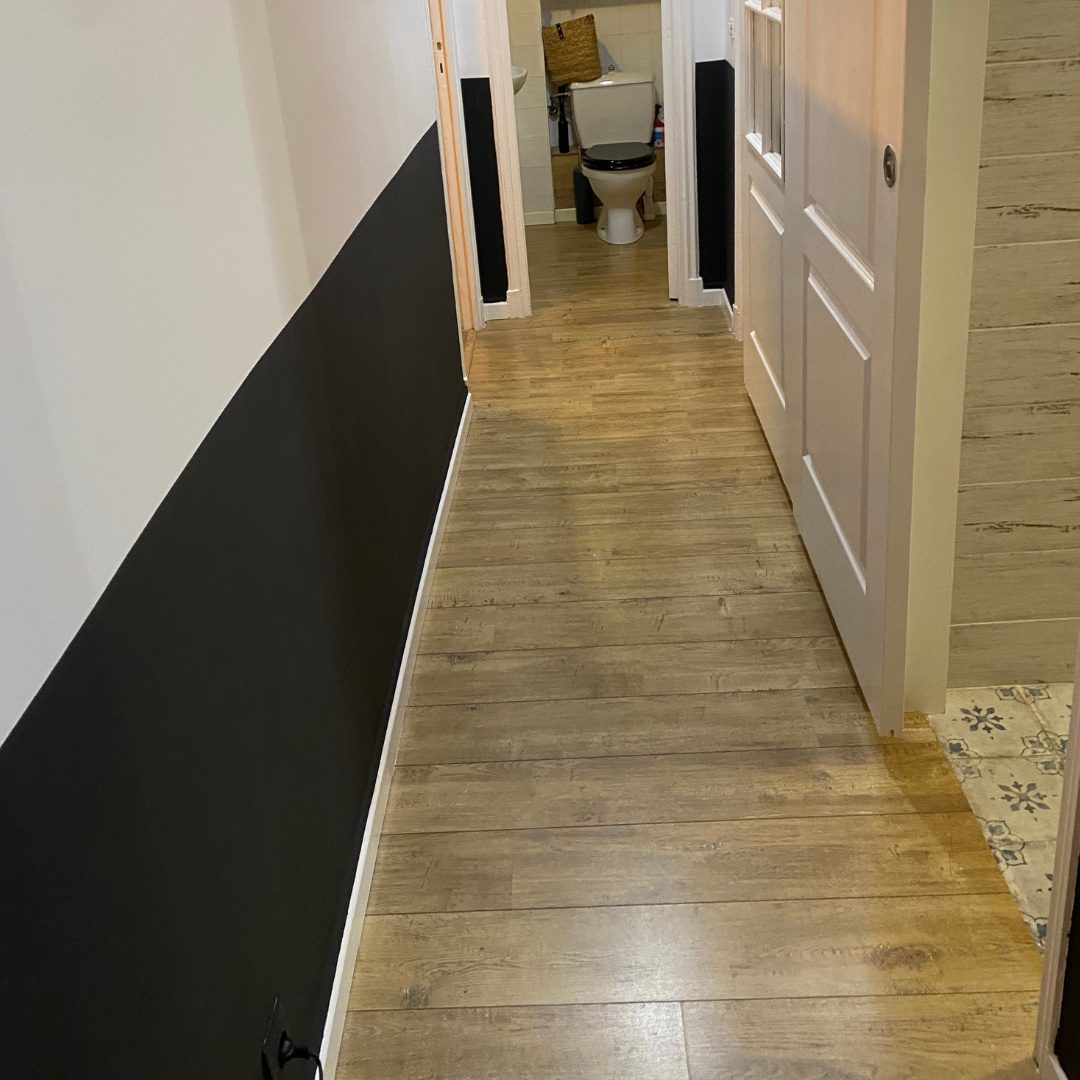 Une pièce vide avec un escalier menant au deuxième étage.