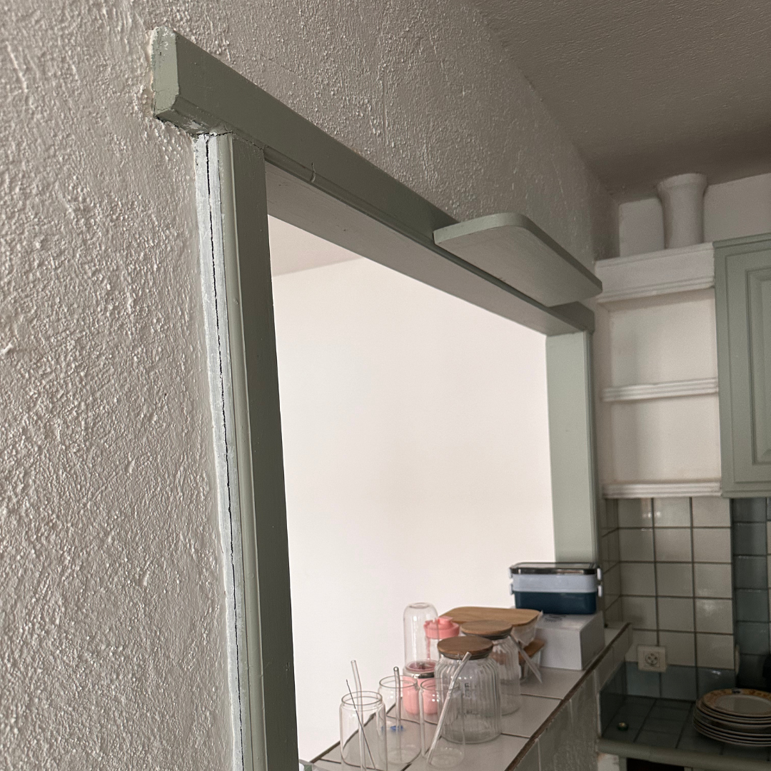 Une chambre avec un lit et un bureau avec un ordinateur dessus