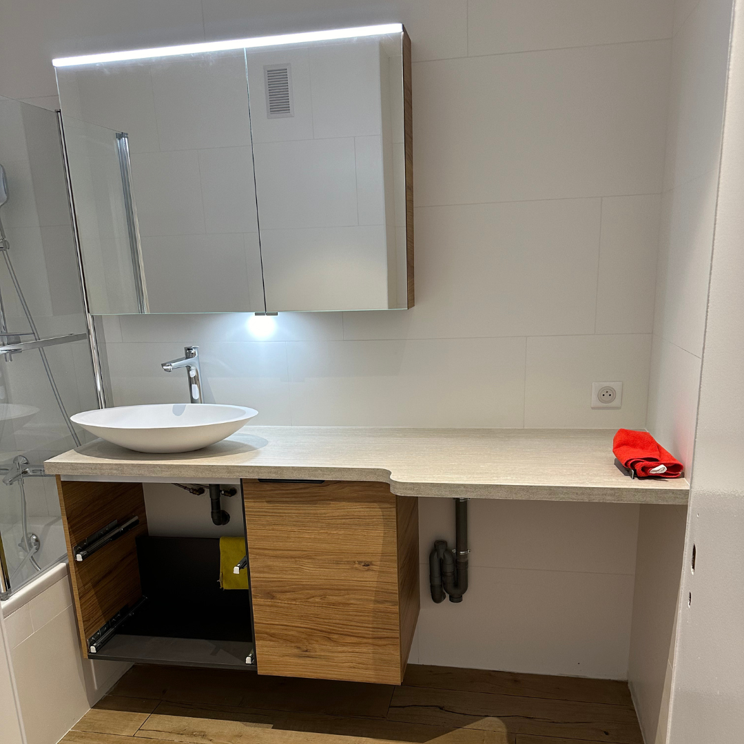 Une cuisine vide avec des armoires blanches et une cuisinière