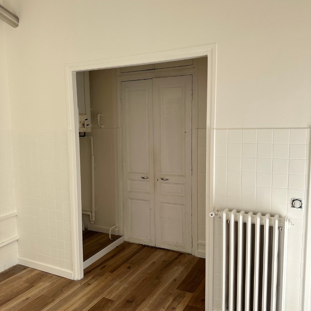 Il y a une fenêtre dans le coin de la pièce.