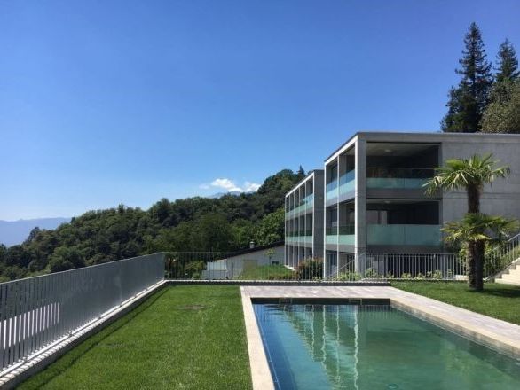 Pool und Englischer Rasen