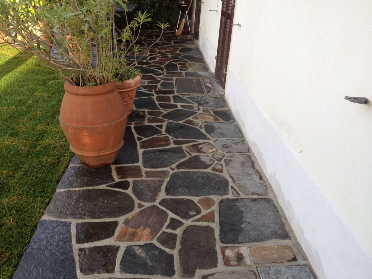 Bodenbelag aus Schiefer- und Beola-Fliesen – Giardinisasà Sagl – San Nazzaro – Gambarogno - Kreis Locarno – Tessin