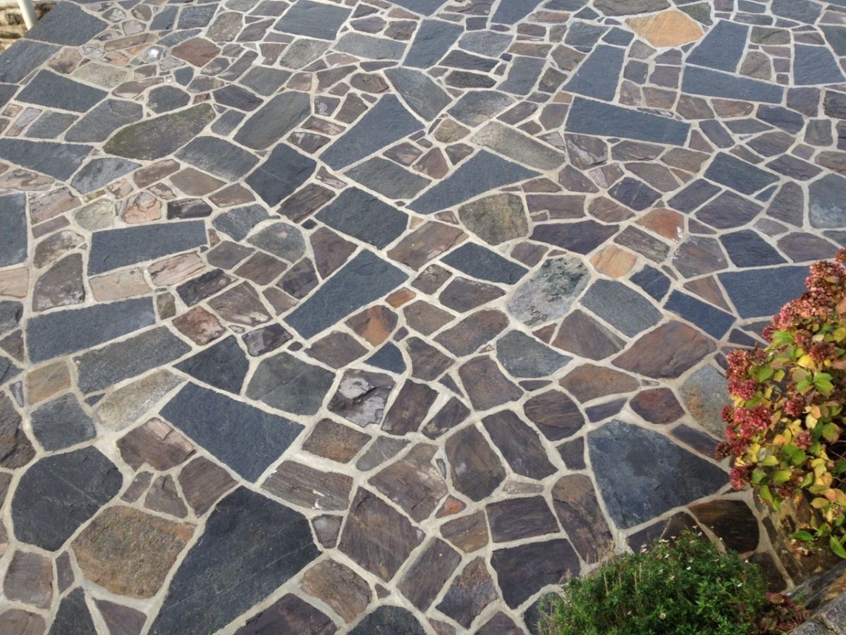 Bodenbelag aus Schiefer- und Beola-Fliesen – Giardinisasà Sagl – San Nazzaro – Gambarogno - Kreis Locarno – Tessin