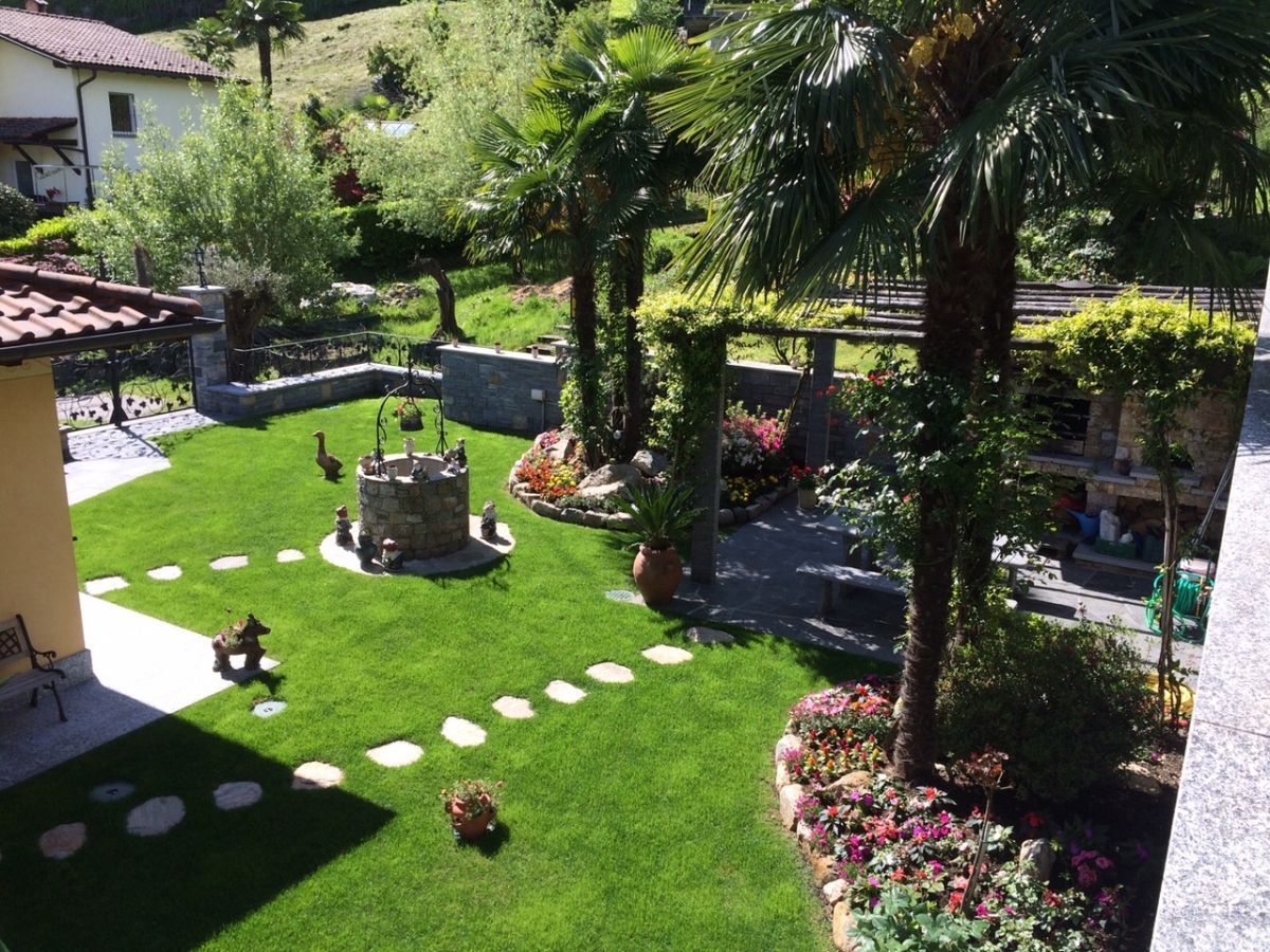 Rasen, Beete und Palmen