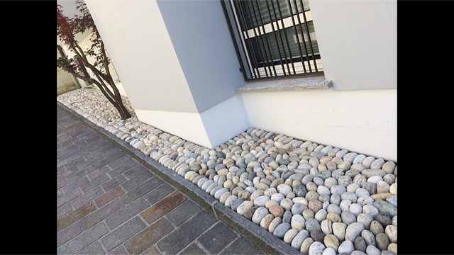 Bodenbelag aus Stein mit Elementen aus Kieselstein 