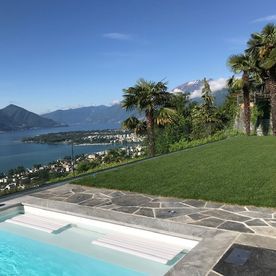 Rasen und Schieferfliesen 