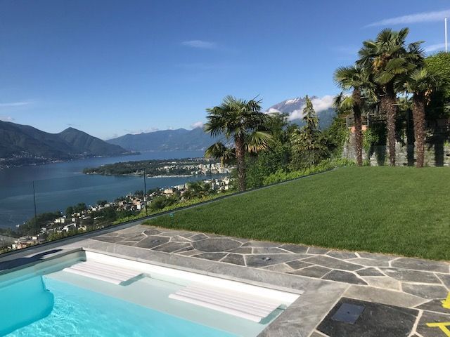 Rasen und Schieferfliesen 