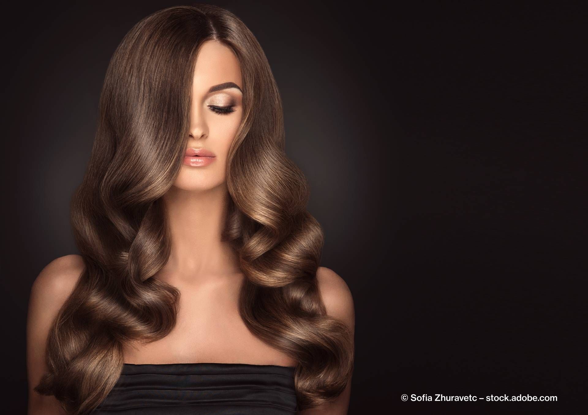 Preise | Frau mit glänzenden braunen Haaren