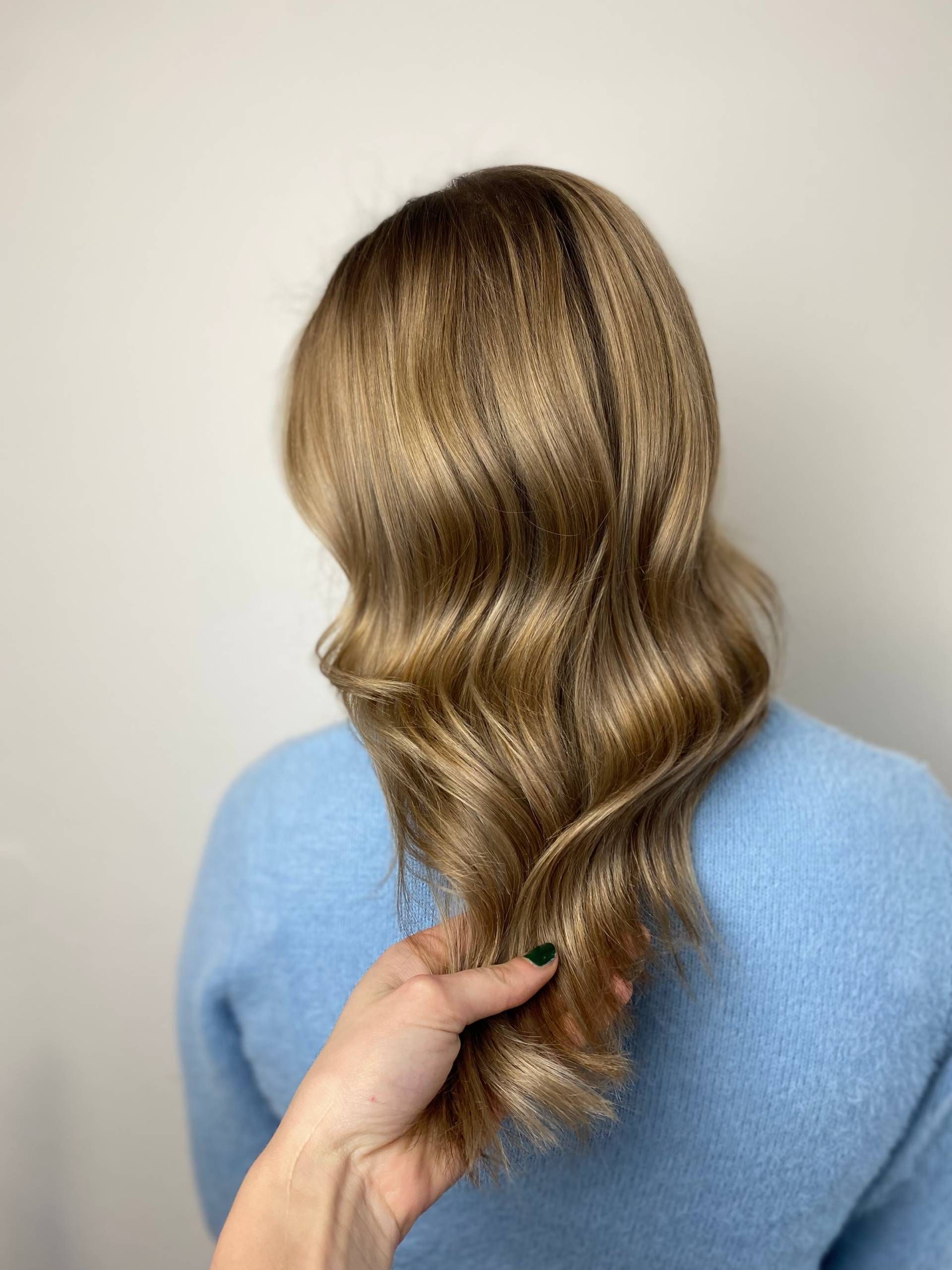 Blonde Haare einer Frau von hinten