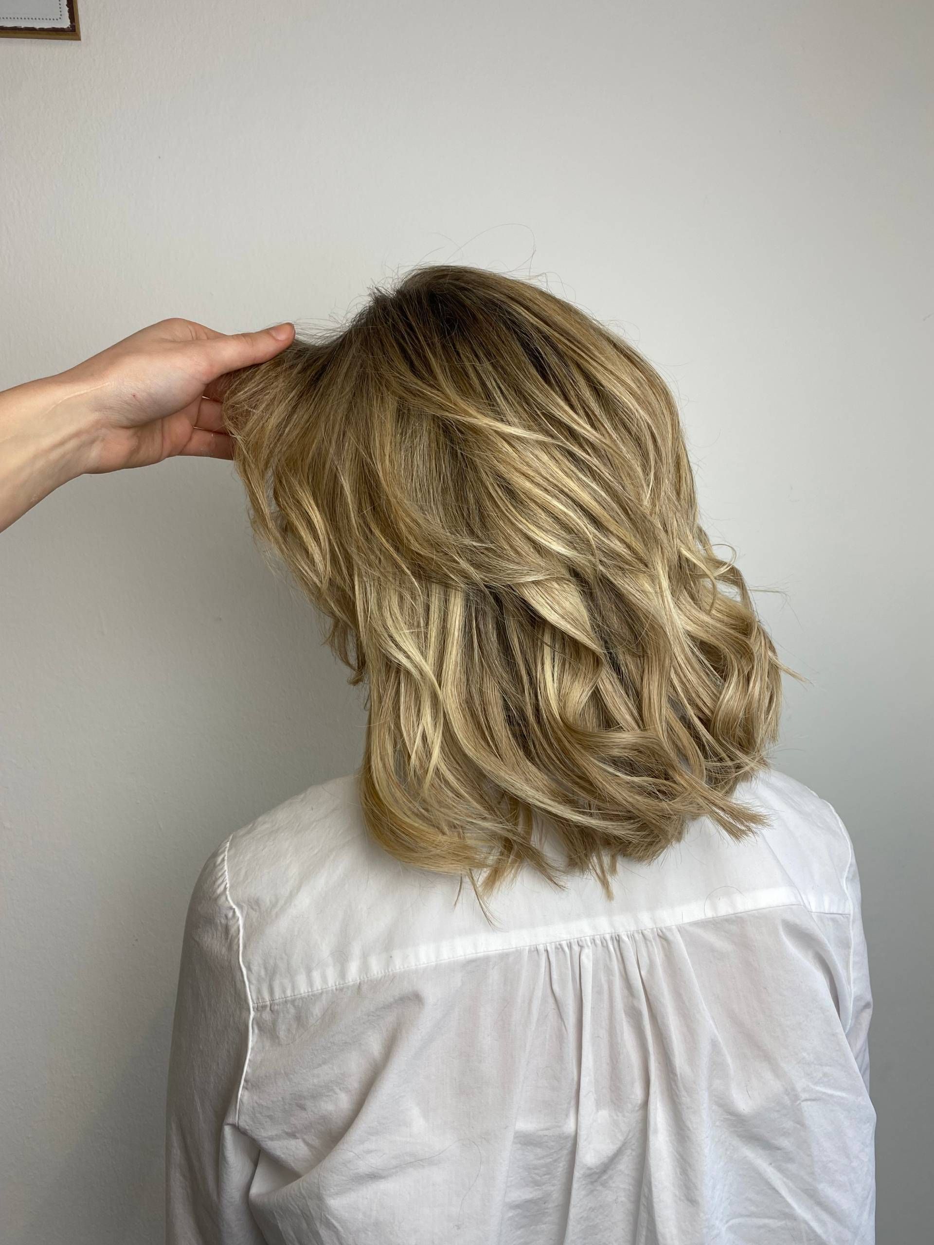 Blonde Haare einer Frau von hinten
