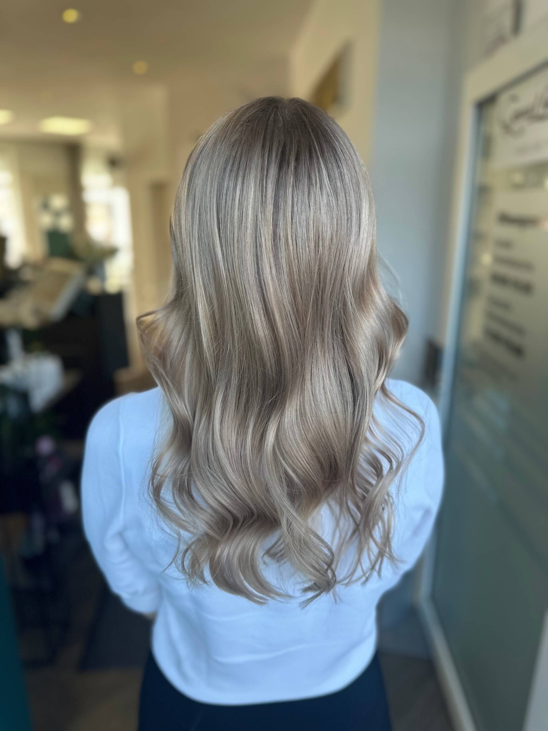 Blonde Haare einer Frau von hinten