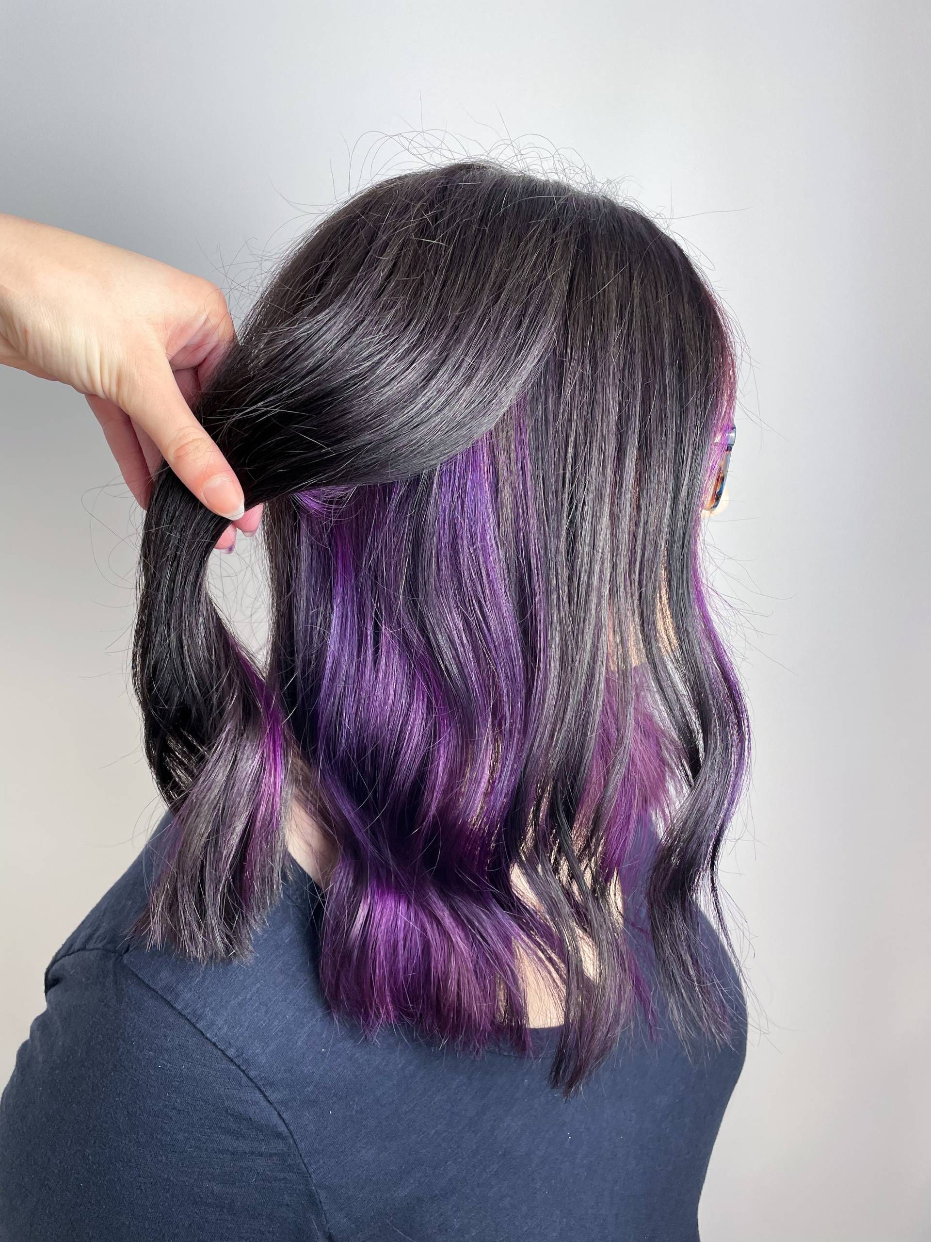 Lila Haare einer Frau von hinten