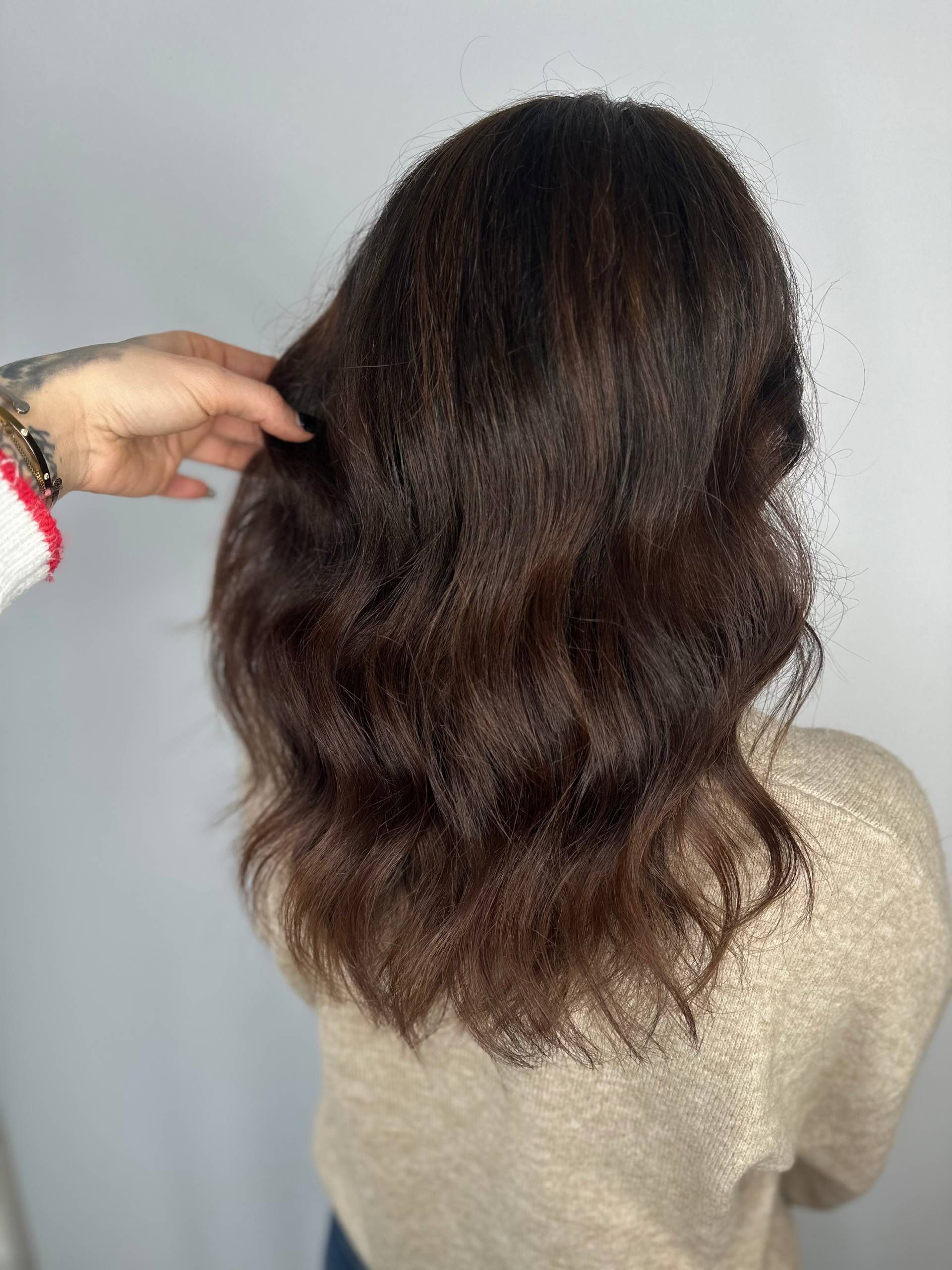 Braune Haare einer Frau von hinten