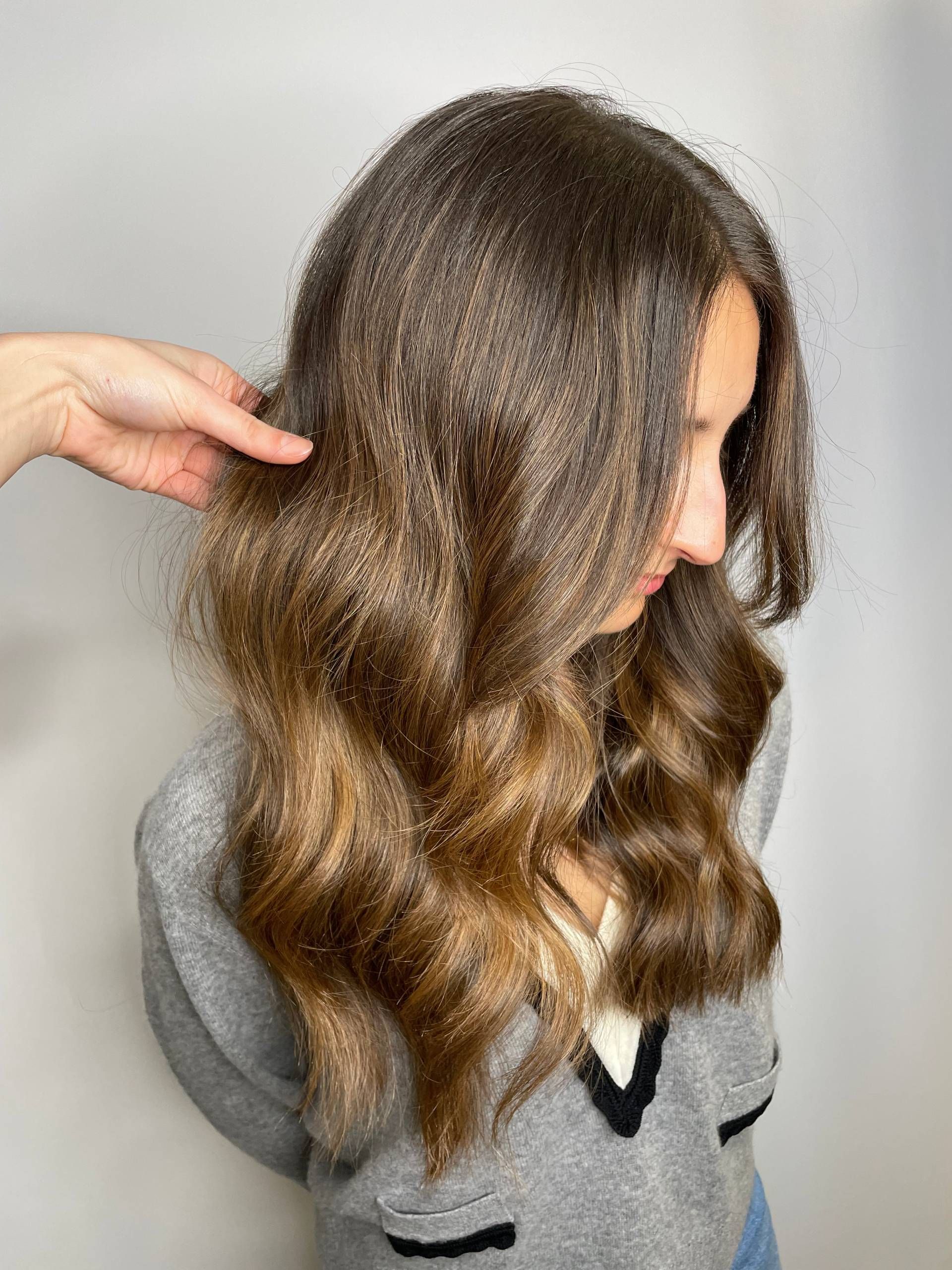 Braune Haare einer Frau von hinten