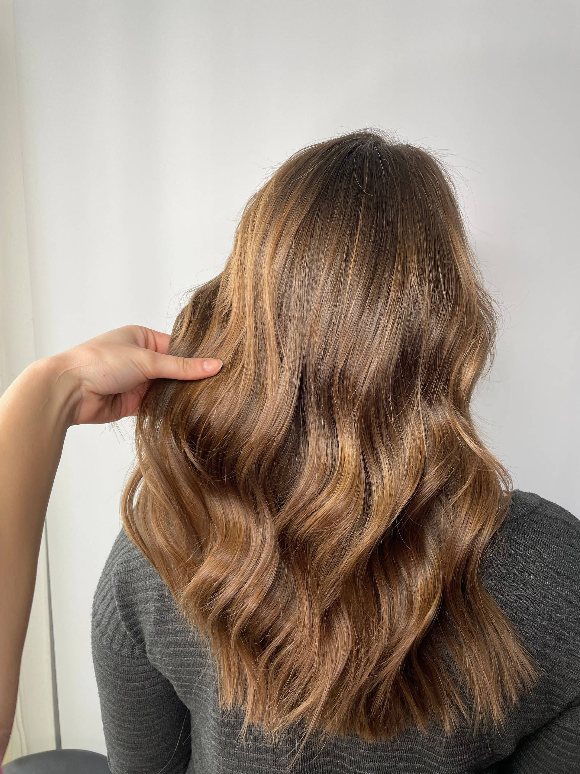 Blonde Haare einer Frau von hinten