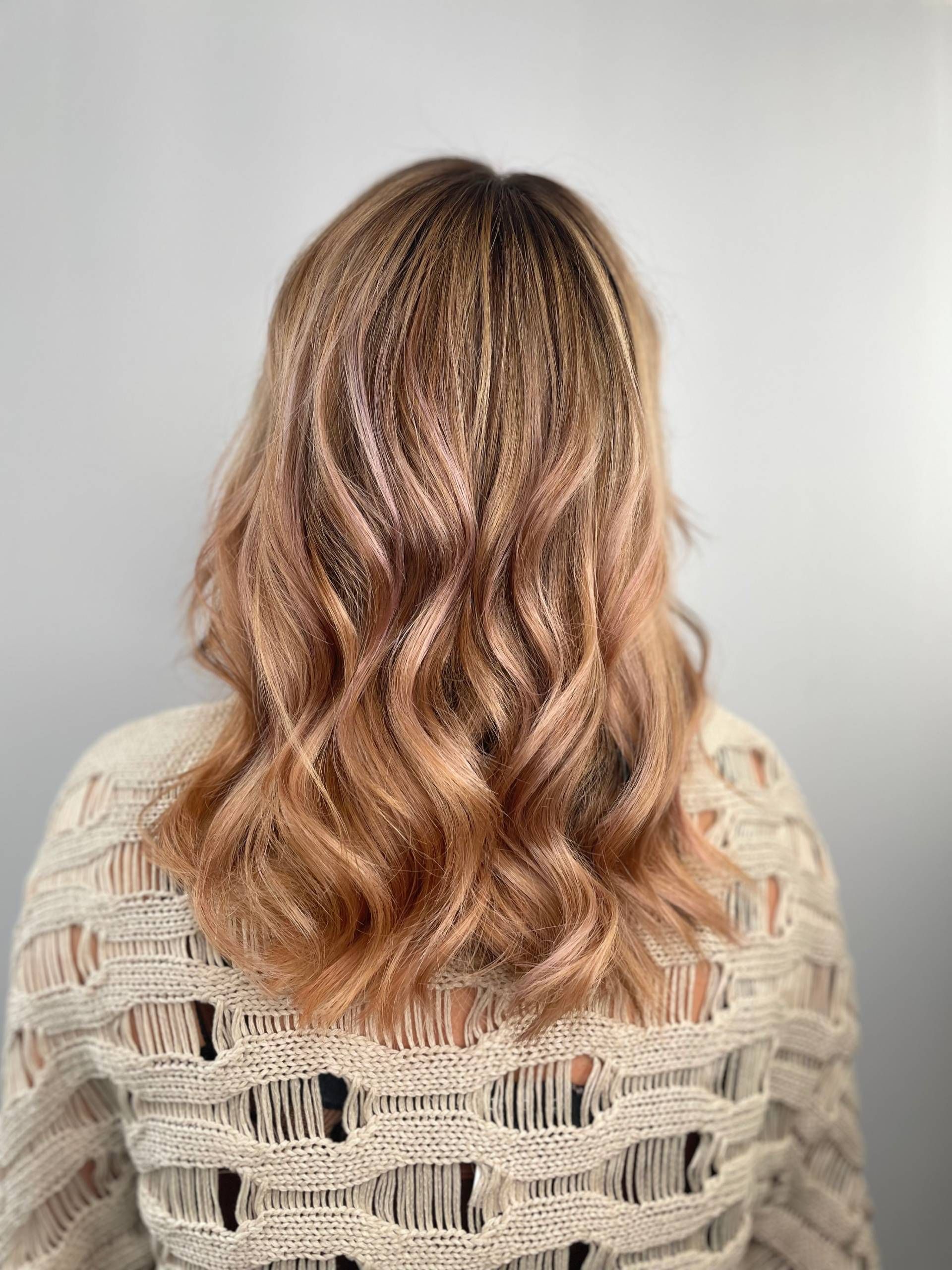 Blonde Haare einer Frau von hinten