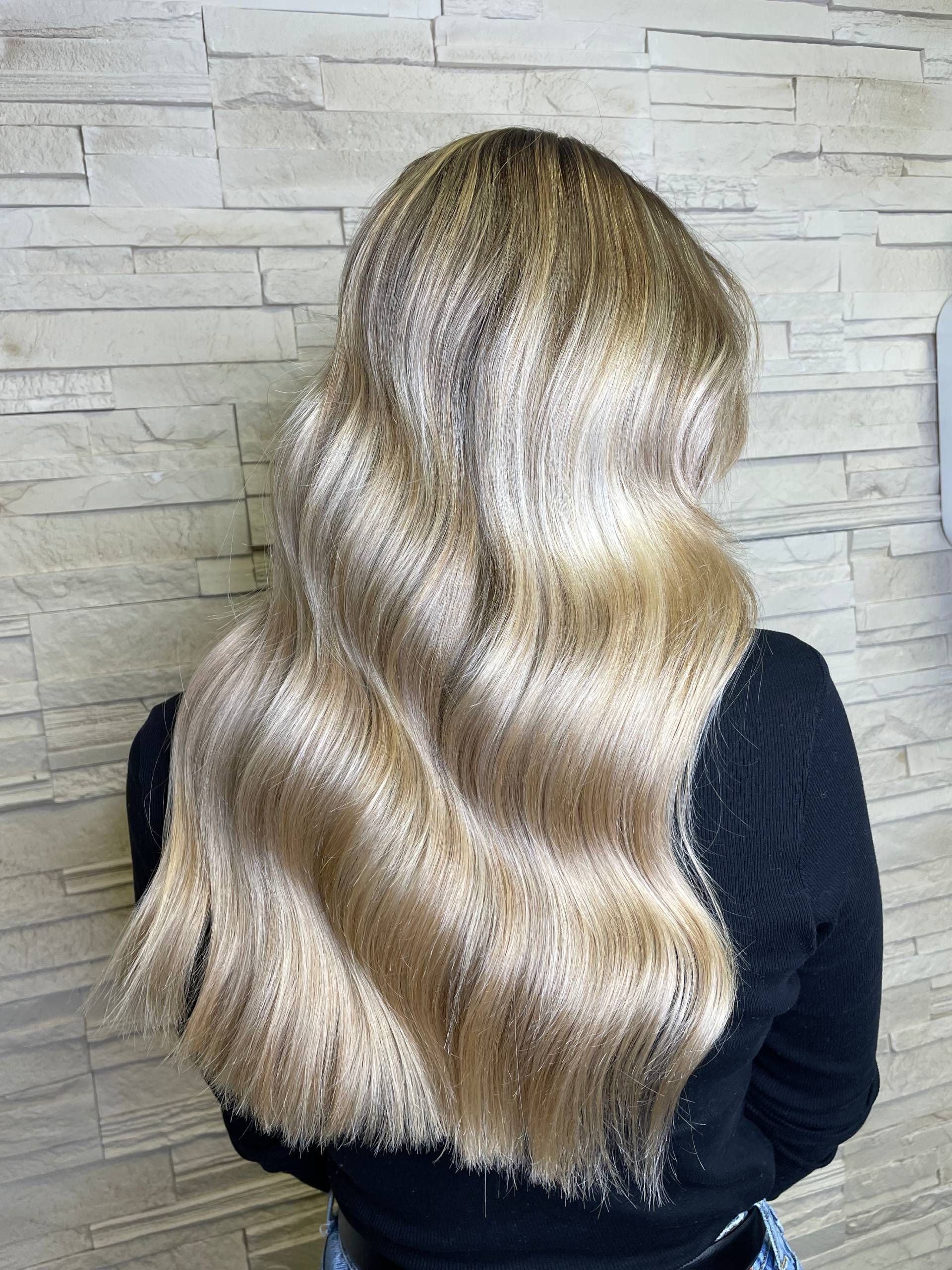 Blonde Haare einer Frau von hinten