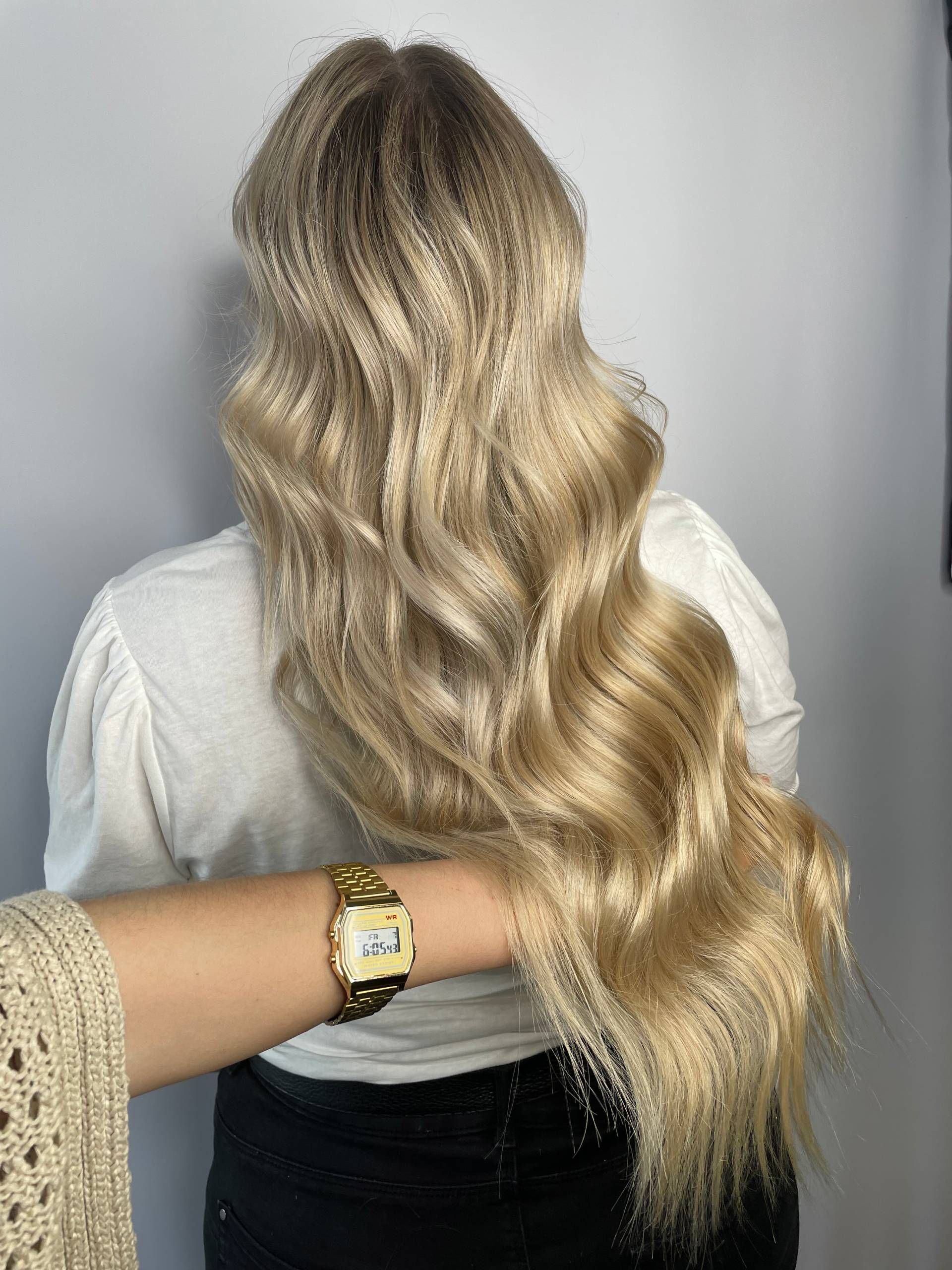 Blonde Haare einer Frau von hinten