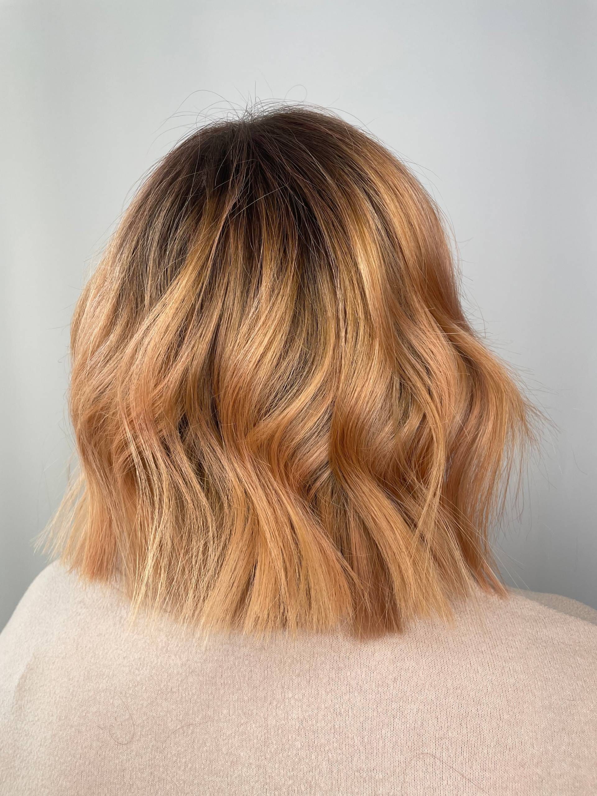 Rote Haare einer Frau von hinten