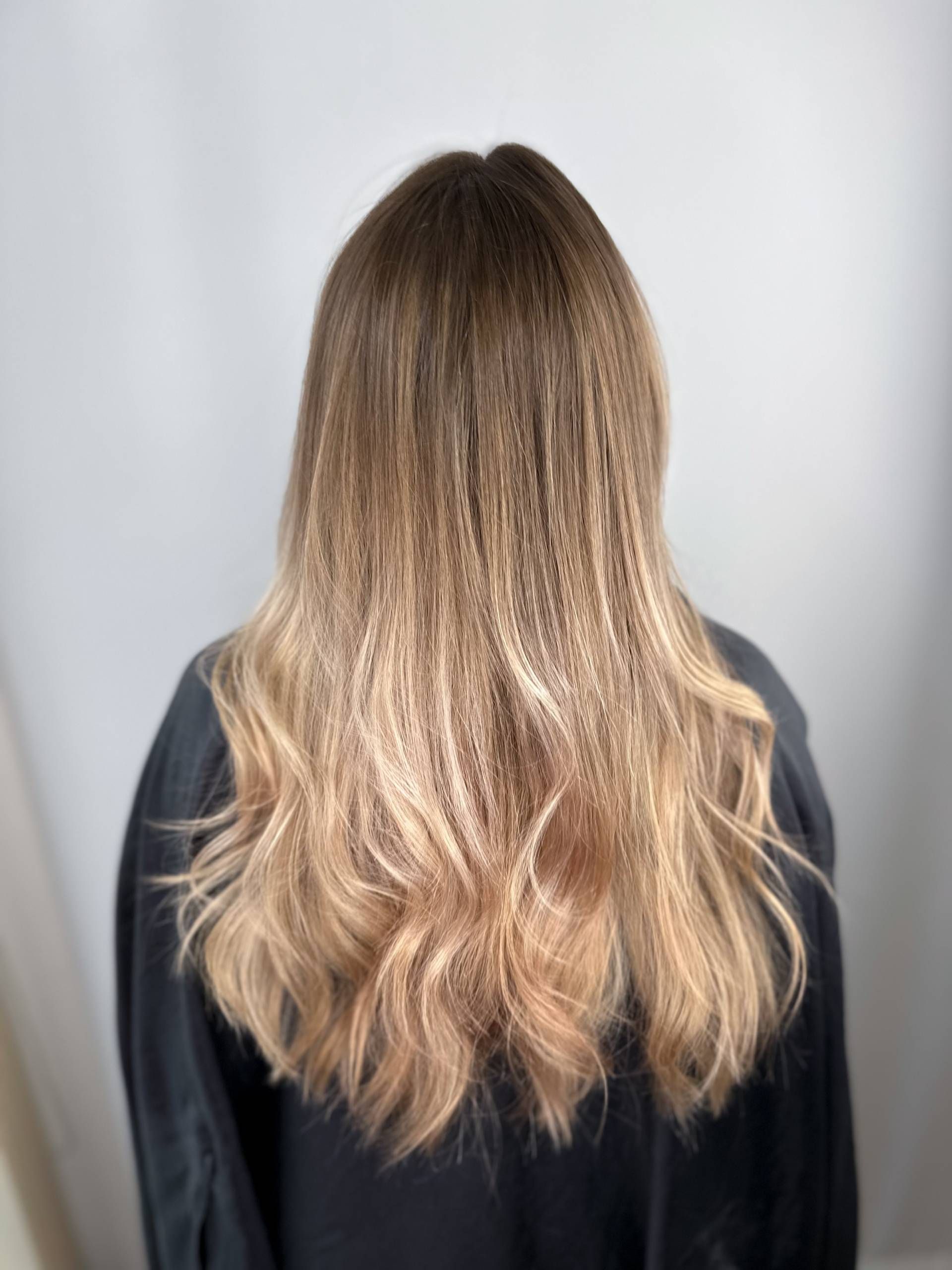 Blonde Haare einer Frau von hinten