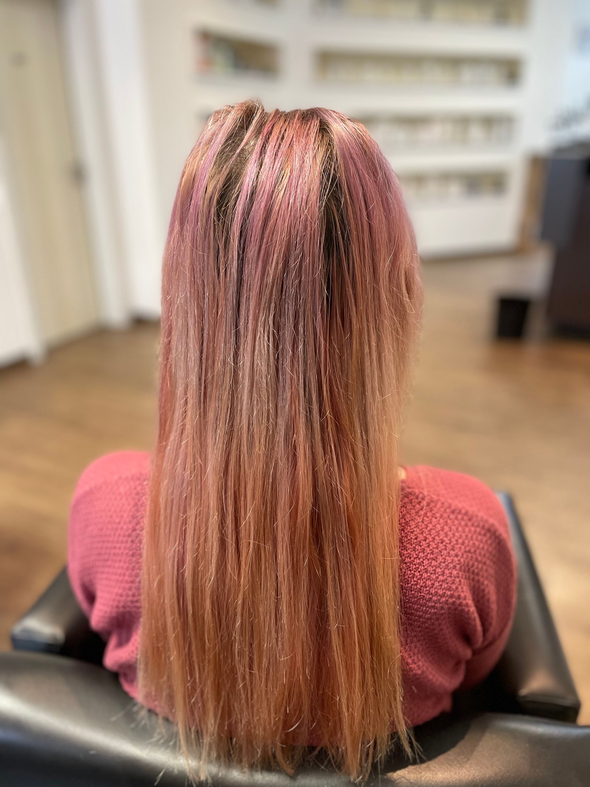 Rote Haare einer Frau von hinten