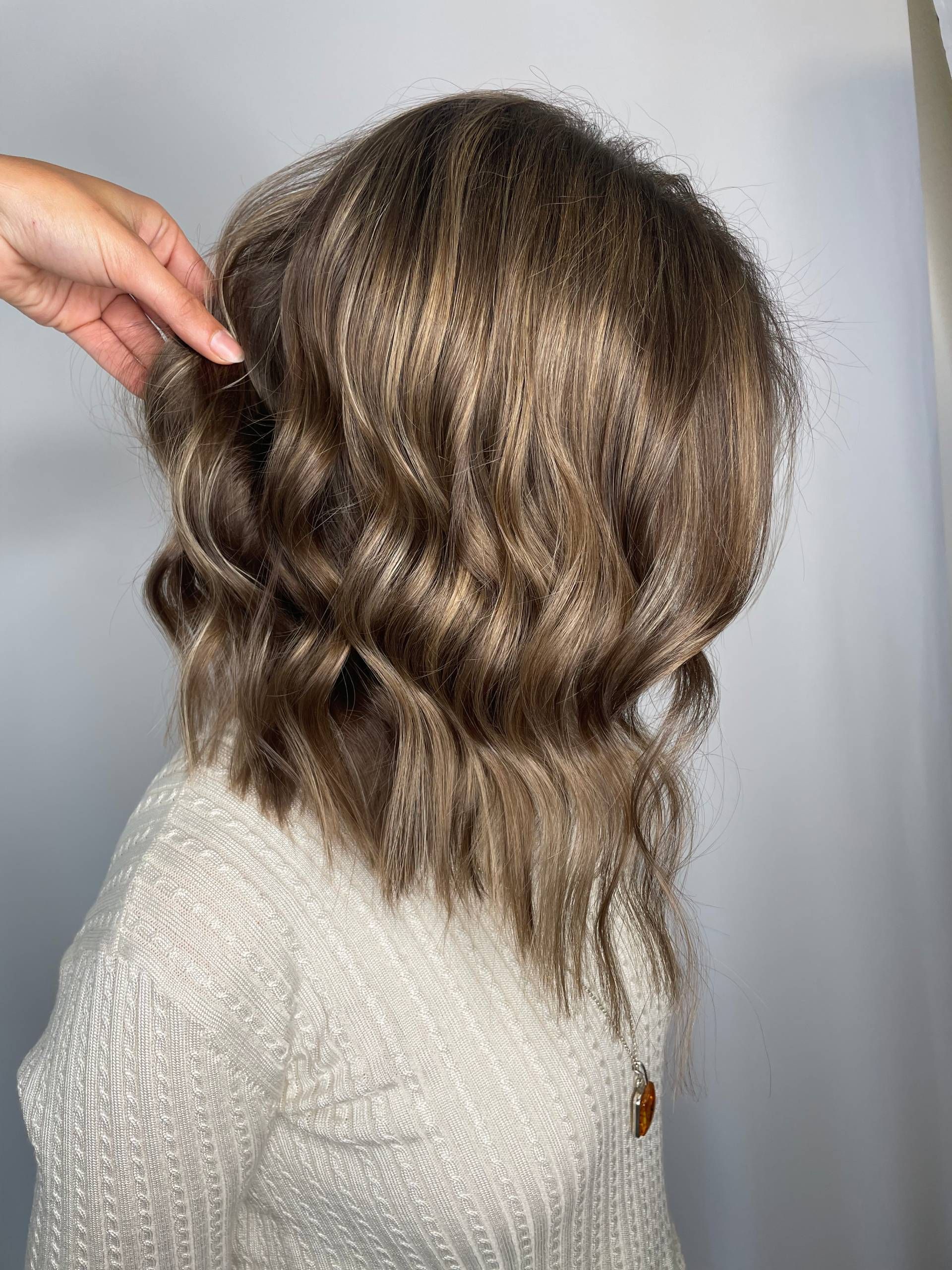 Blonde Haare einer Frau von hinten