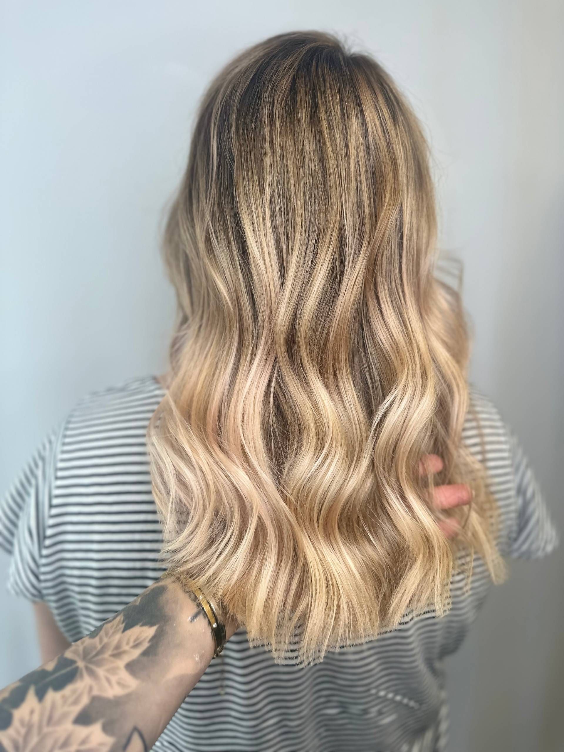 Blonde Haare einer Frau von hinten