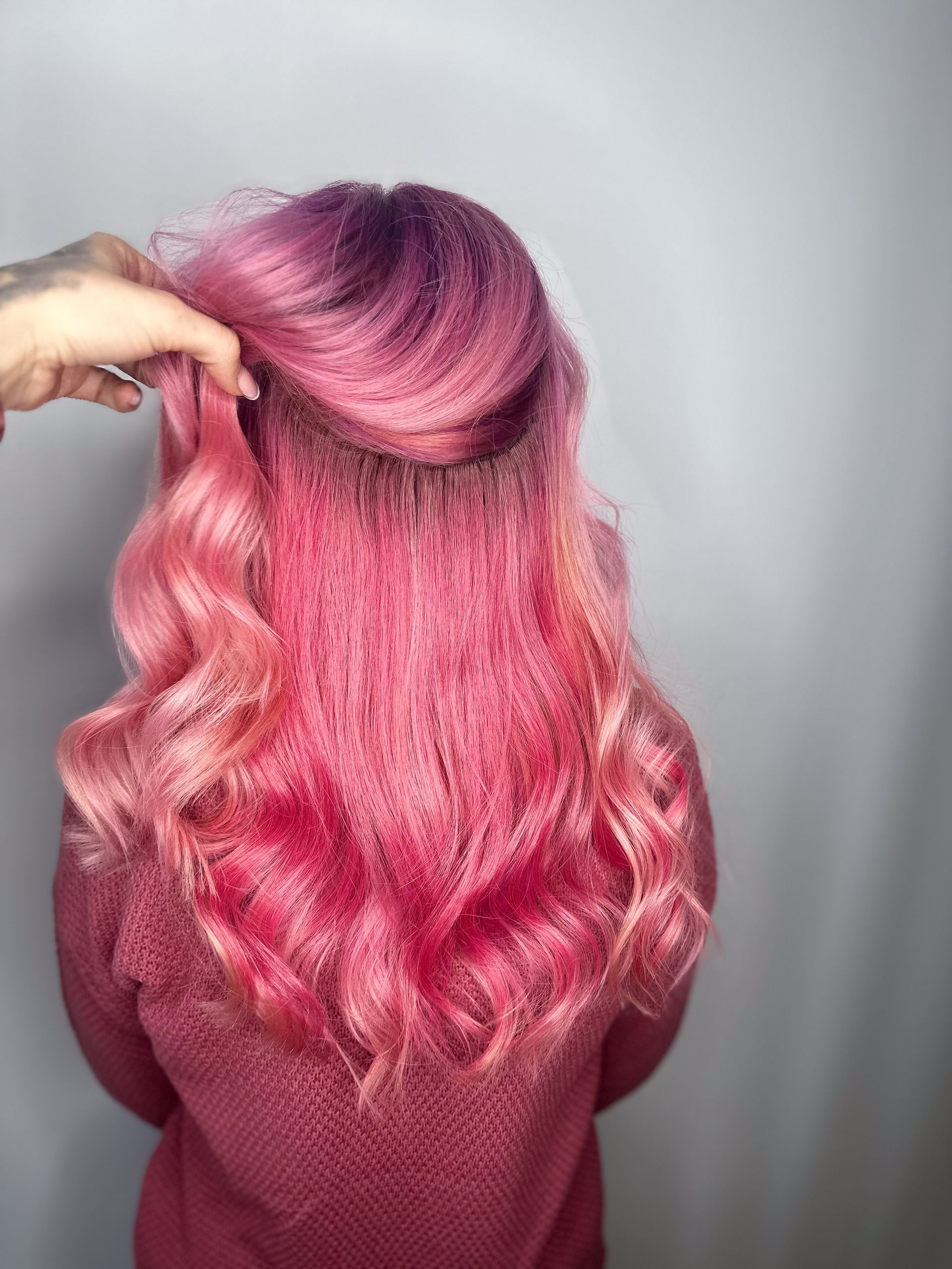 Pinke Haare einer Frau von hinten