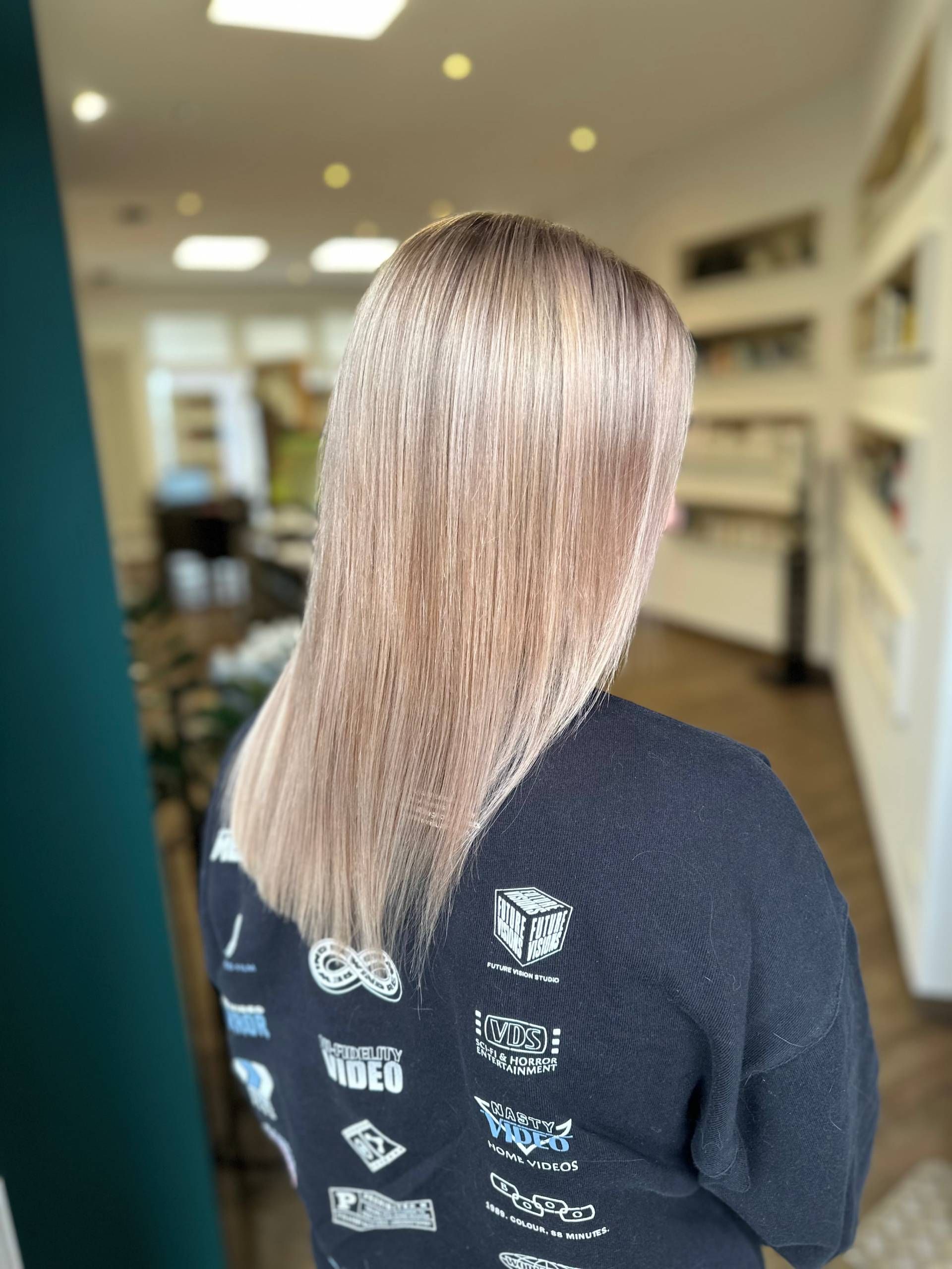 Blonde Haare einer Frau von hinten