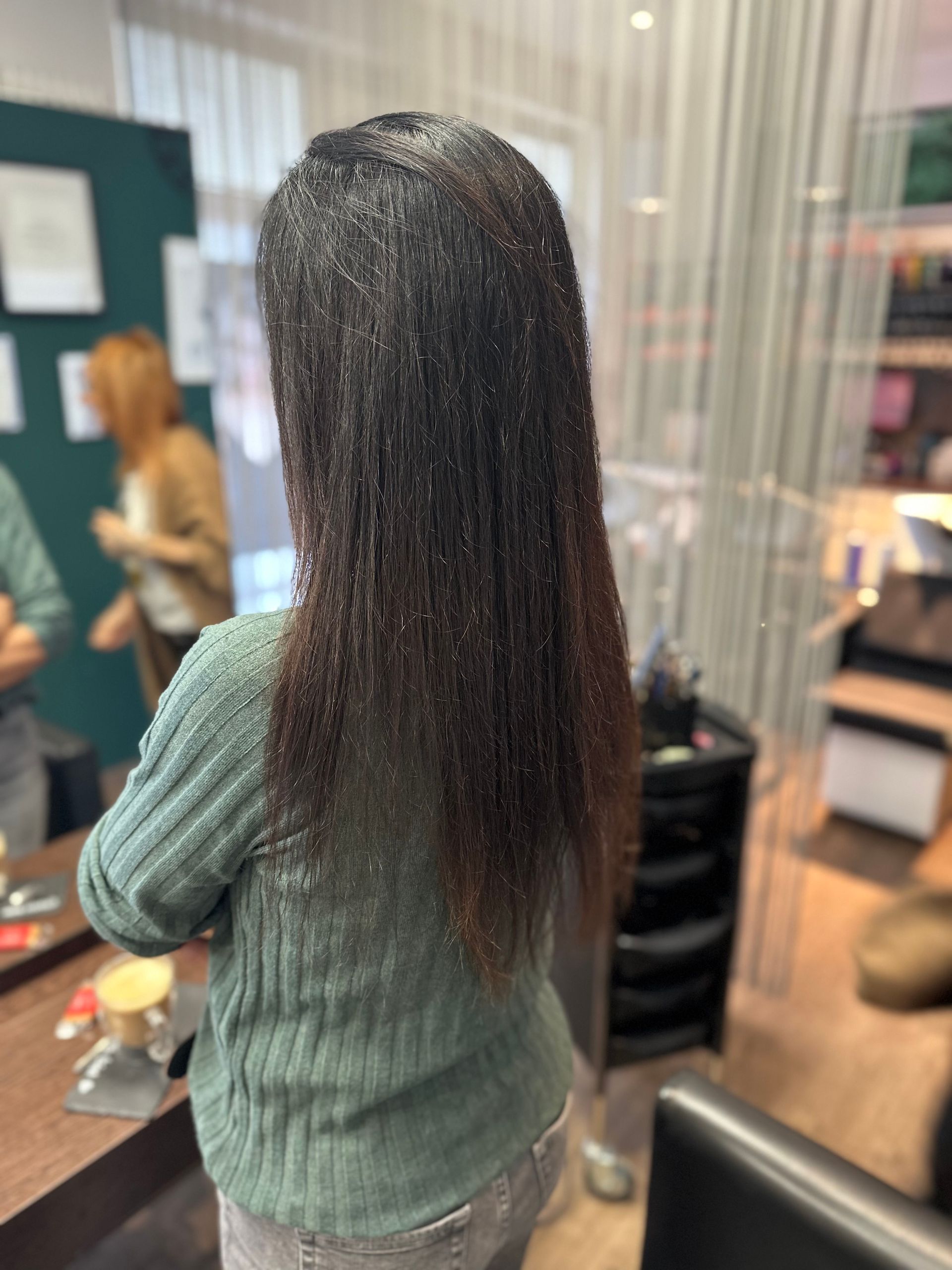 Braune Haare einer Frau von hinten