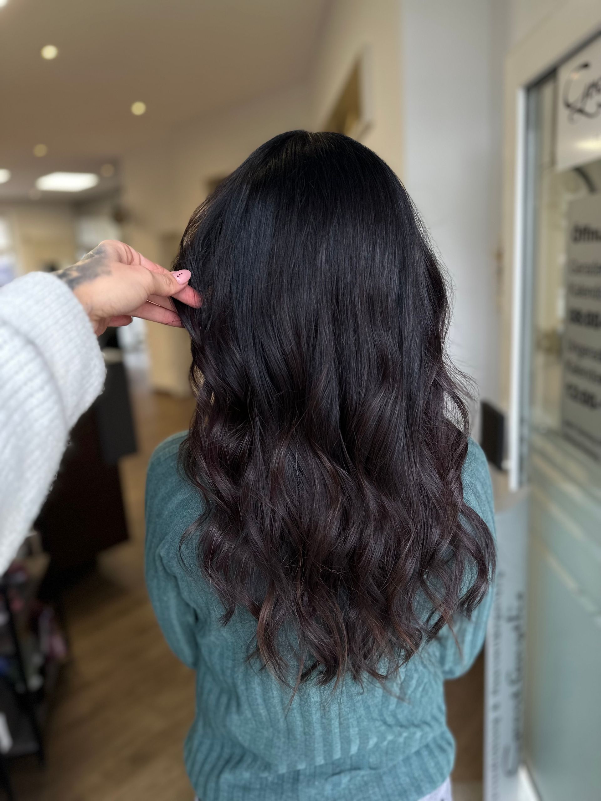 Schwarze Haare einer Frau von hinten