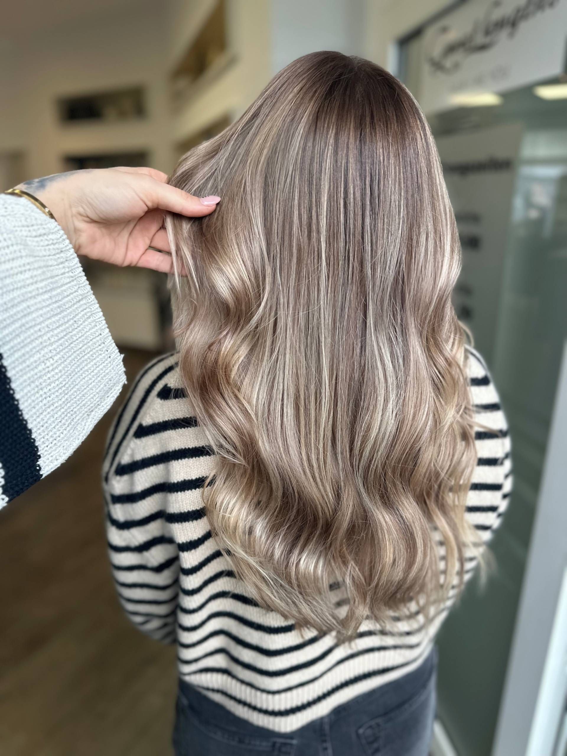 Blonde Haare einer Frau von hinten