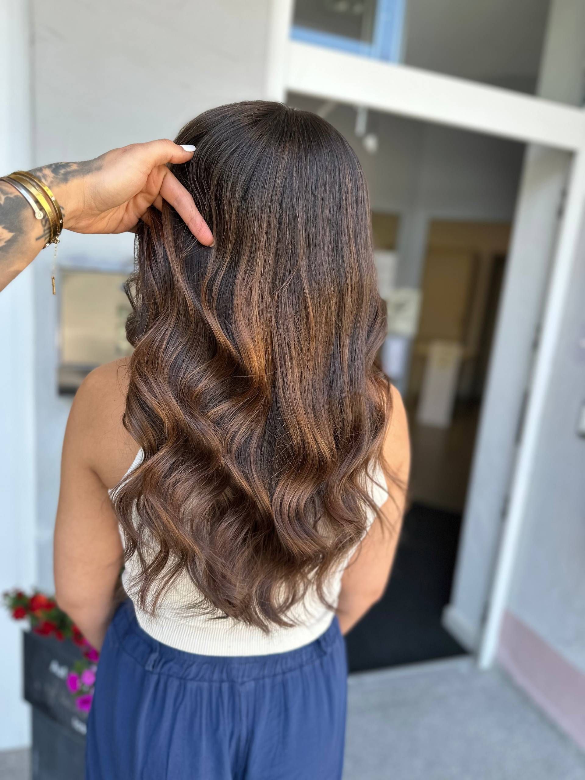 Arbeiten | Frau mit welligen braunen Haaren