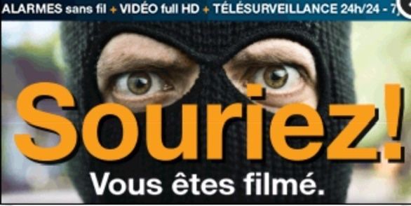 Gros plan d'une personne portant une cagoule noire, avec l'inscription « Souriez ! Vous êtes filmé. »