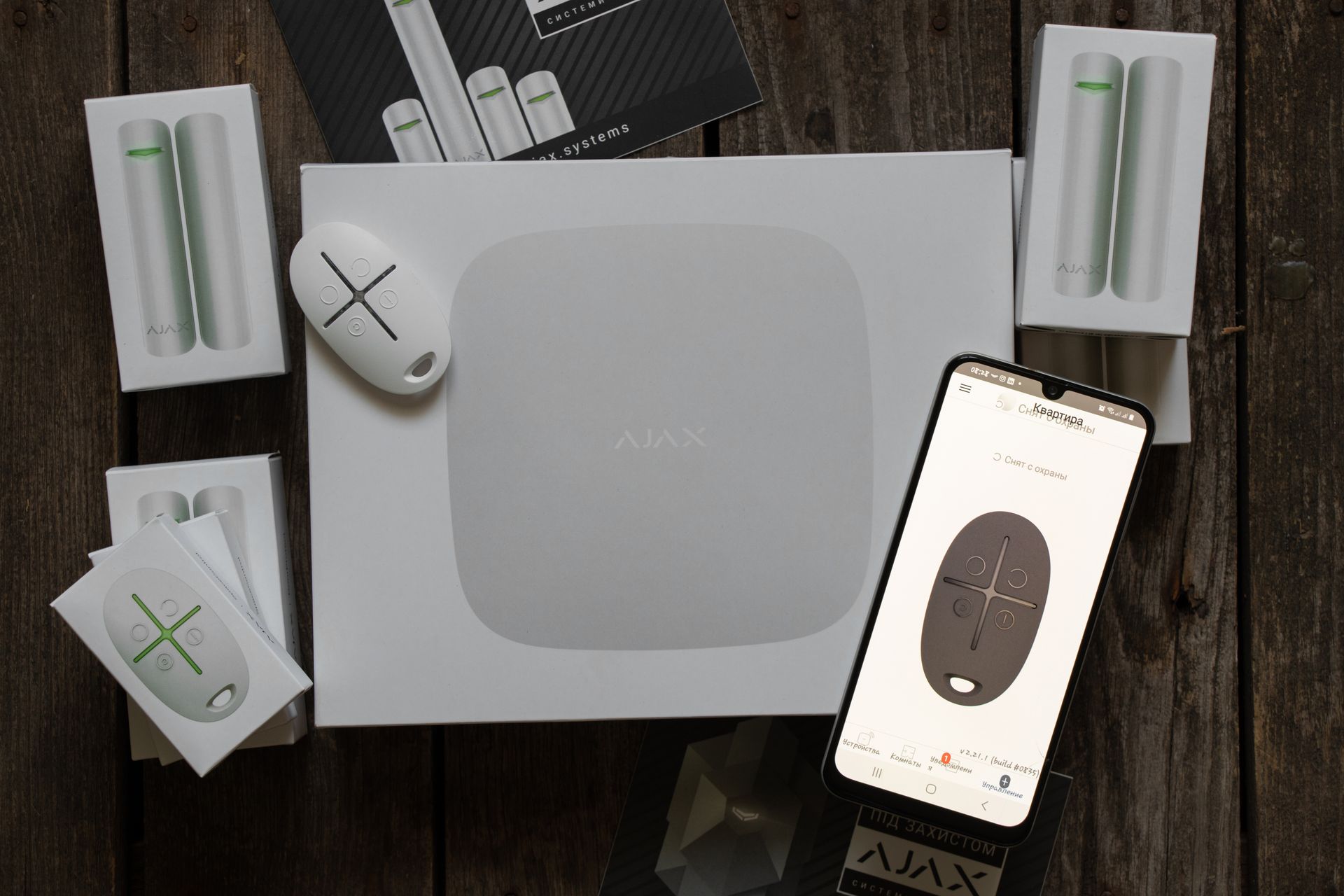 Composants du système de sécurité blanc : hub, télécommandes, capteurs, etc.