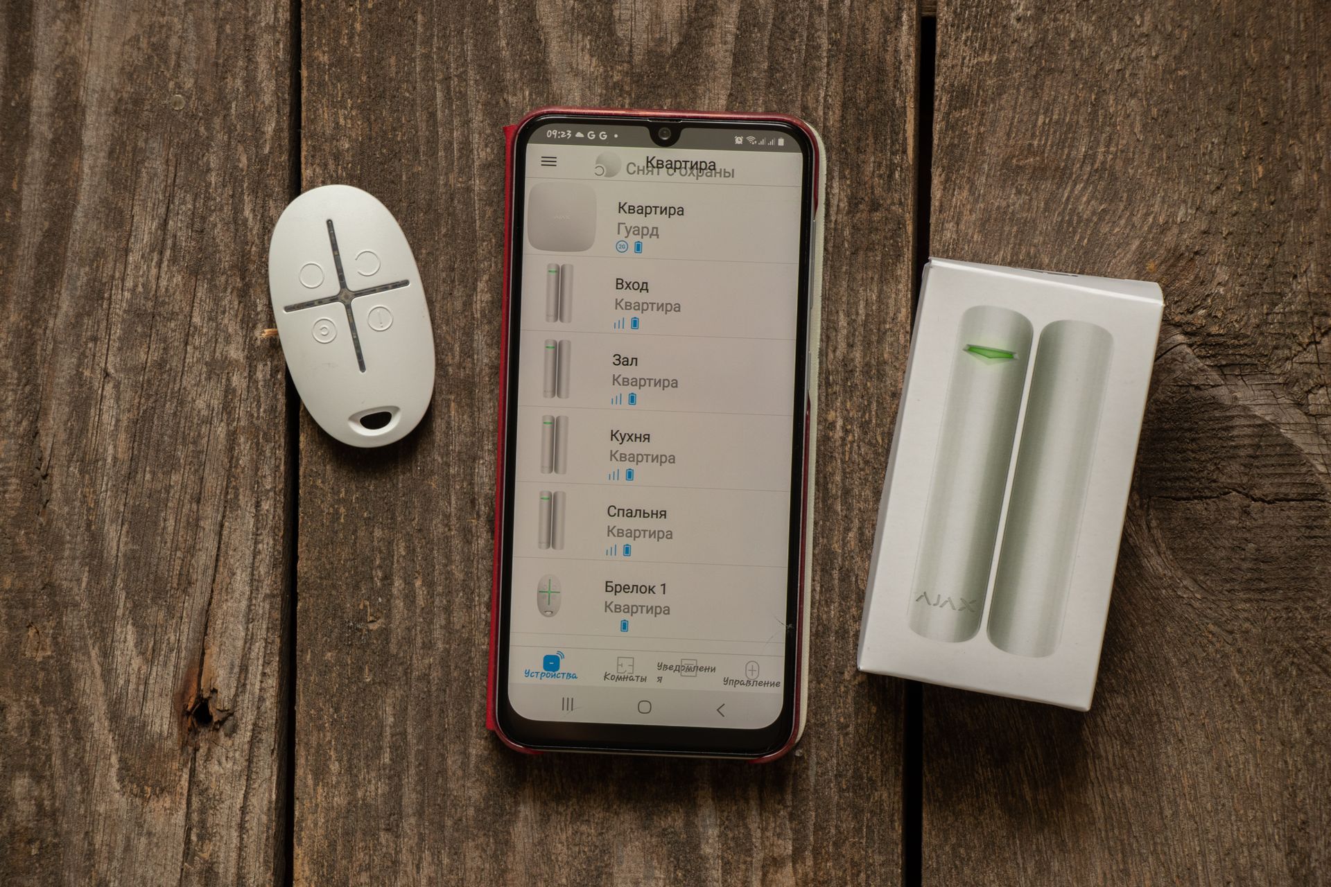 Un smartphone affichant une application pour maison intelligente.