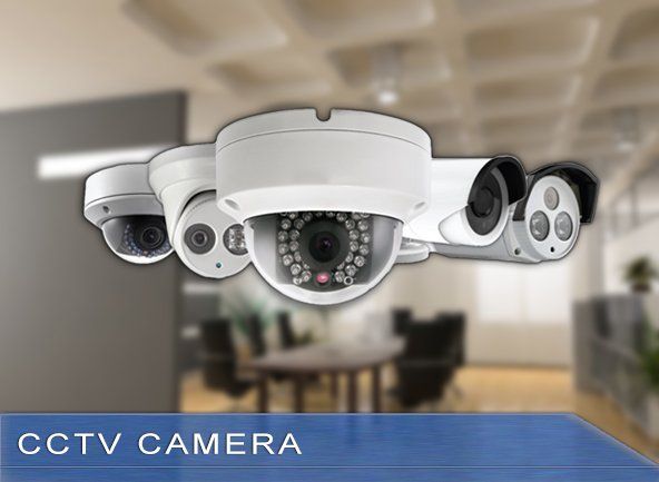 Caméras de sécurité CCTV, styles variés, sur un fond de bureau flou.