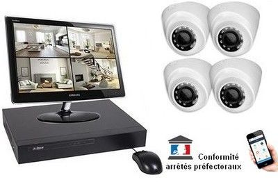 Système de caméra de sécurité : moniteur affichant quatre vues, DVR, souris, quatre caméras dôme et smartphone.