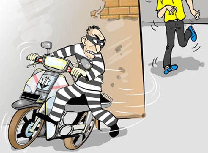 Une personne masquée portant les rayures d'un prisonnier conduit une moto et poursuit une personne qui court.
