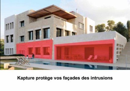 Maison moderne avec façade surlignée en rouge, texte : « Kapture protège vos façades des intrusions. »